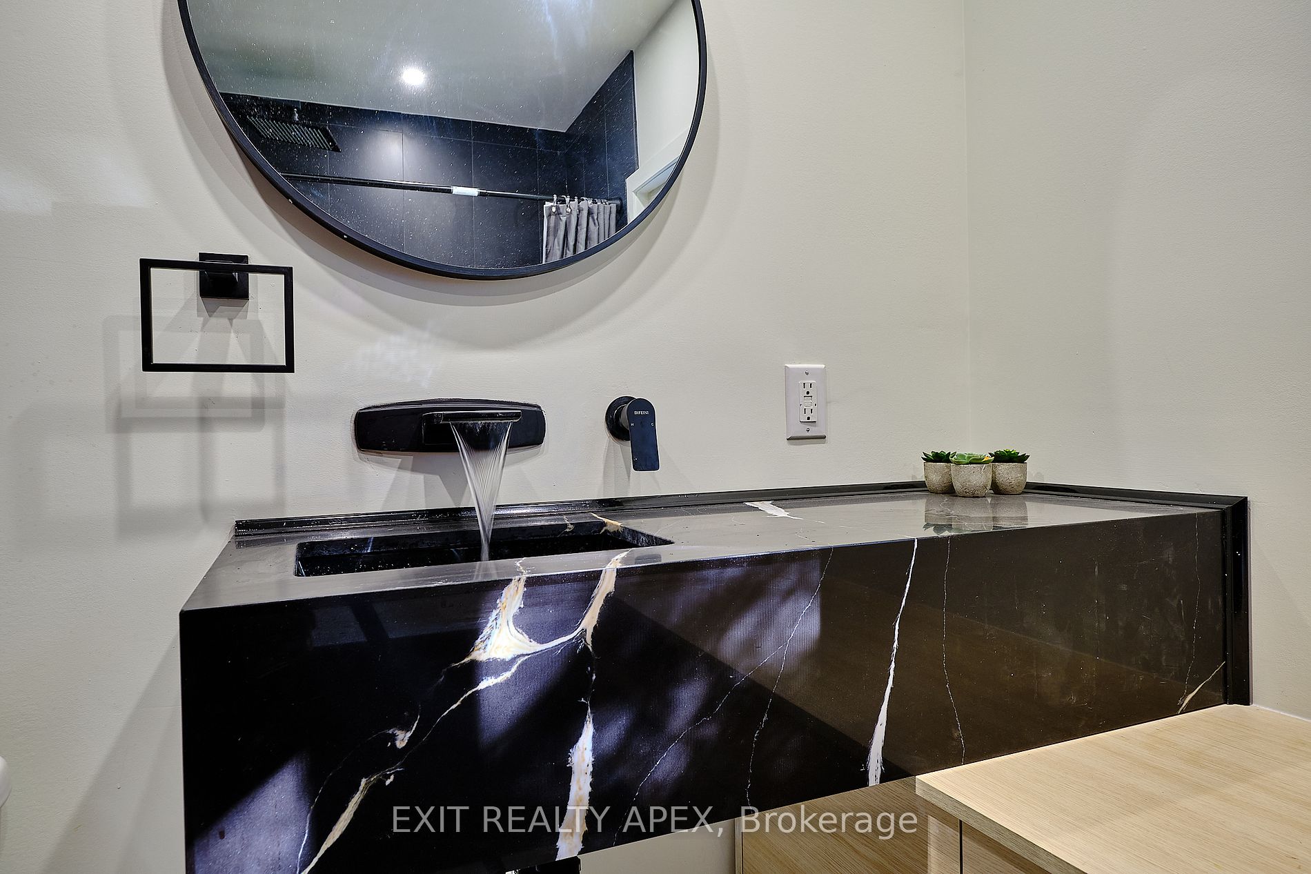 9 Balm Beach Road W