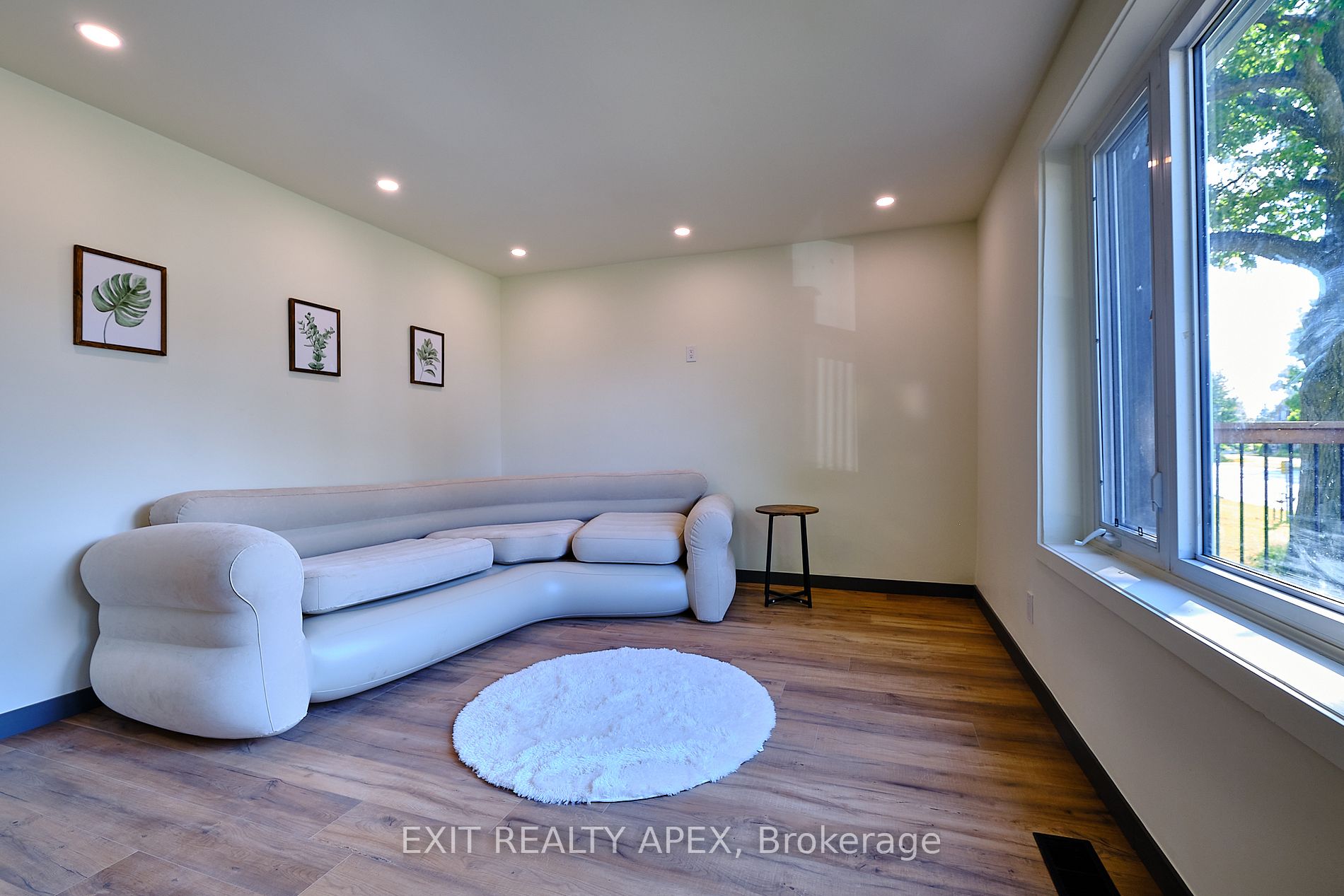 9 Balm Beach Road W