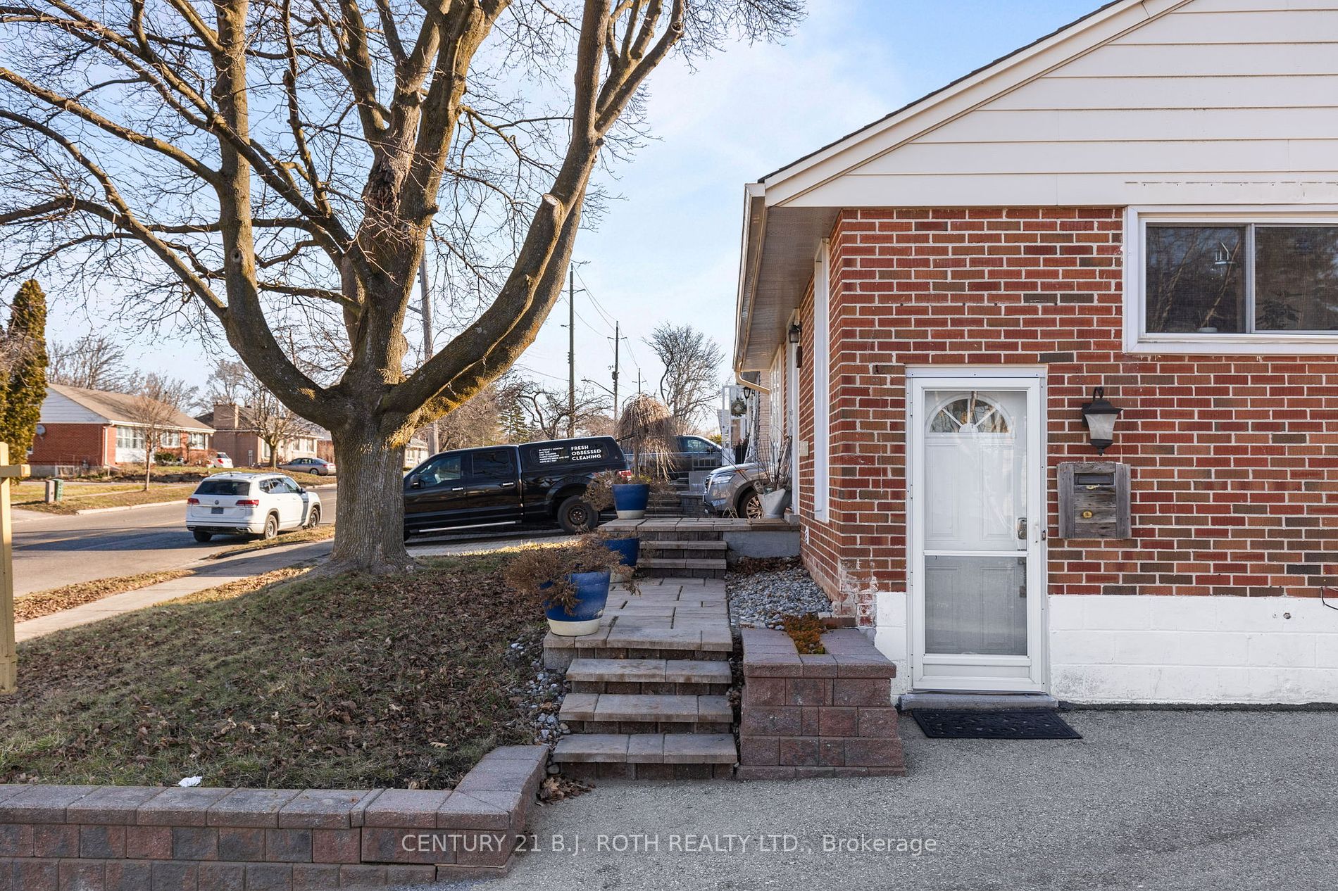 243 WELLINGTON Street E