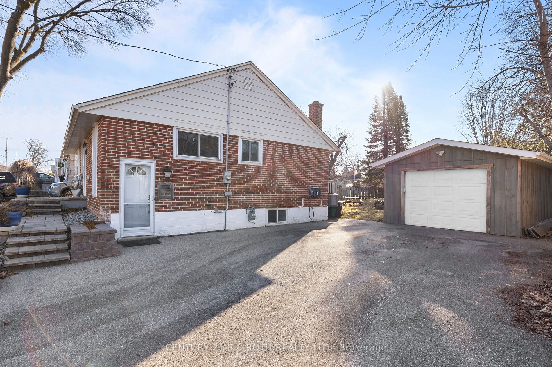 243 WELLINGTON Street E