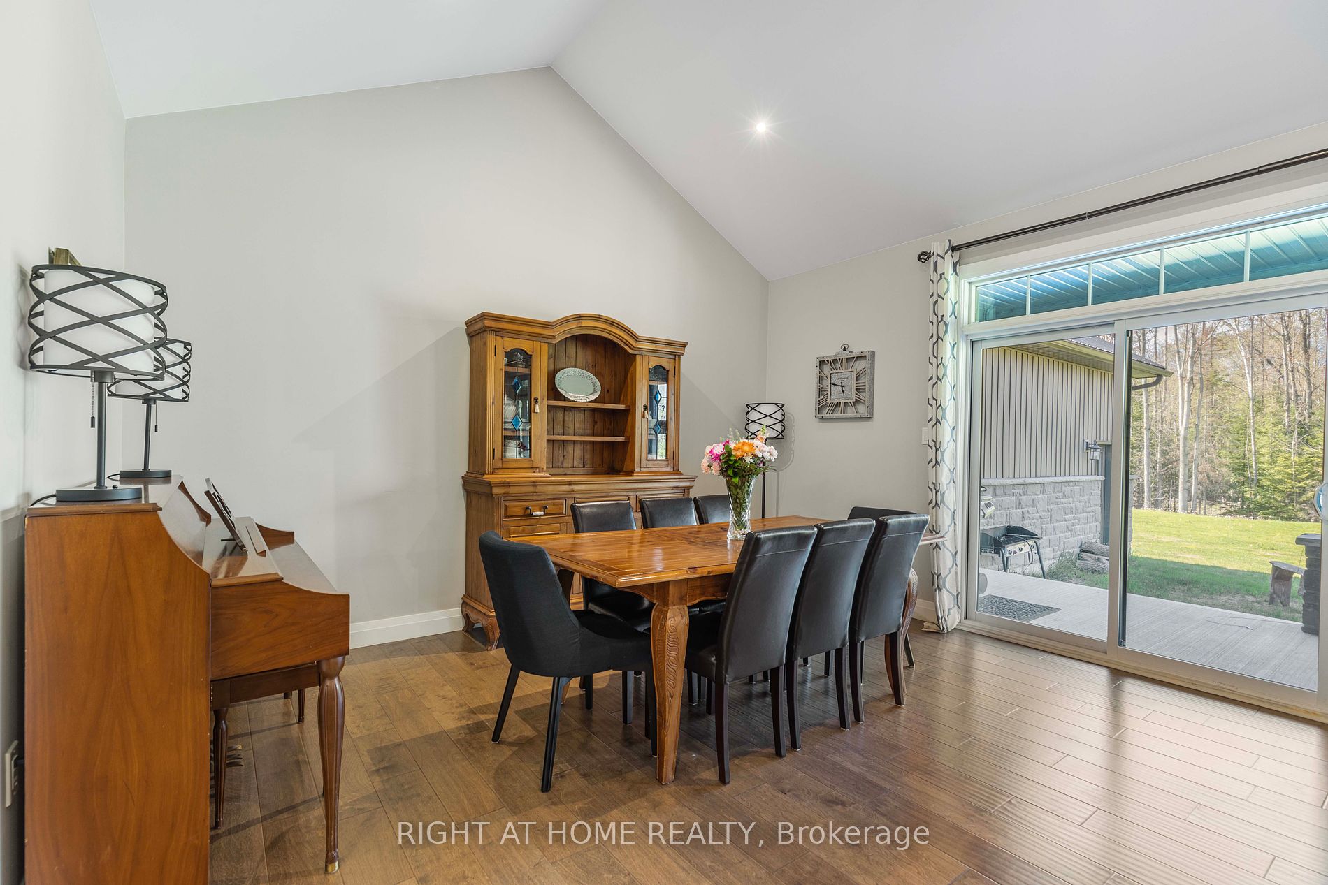 16 Whitetail Dr