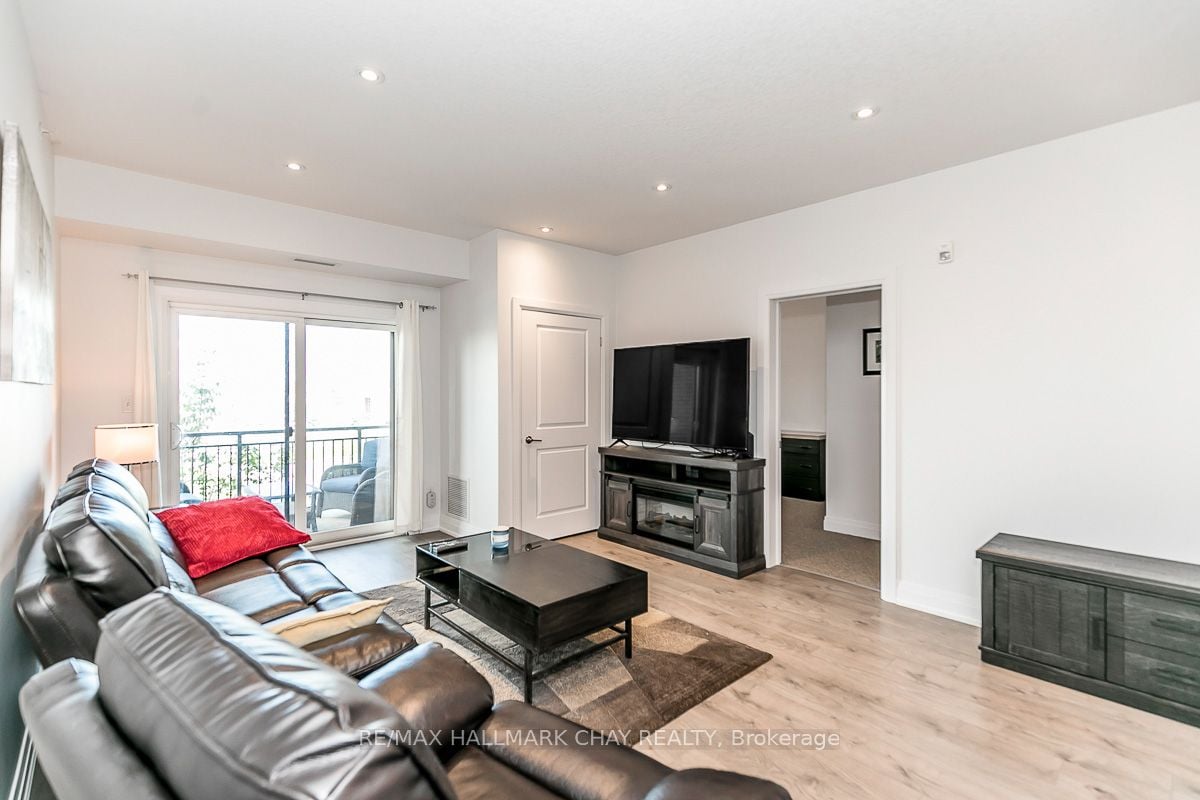 299 Cundles Rd E, #205