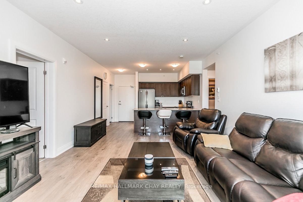 299 Cundles Rd E, #205