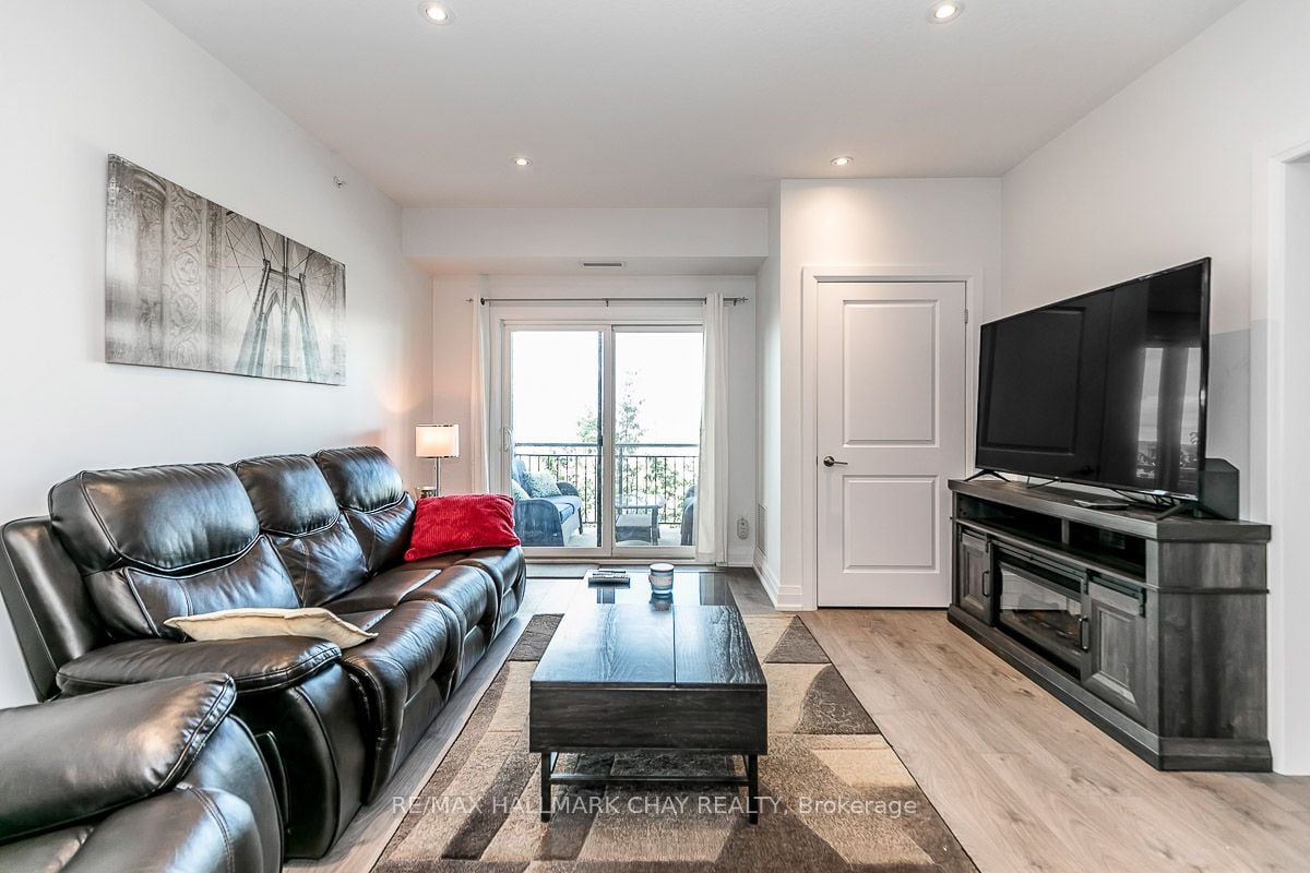 299 Cundles Rd E, #205