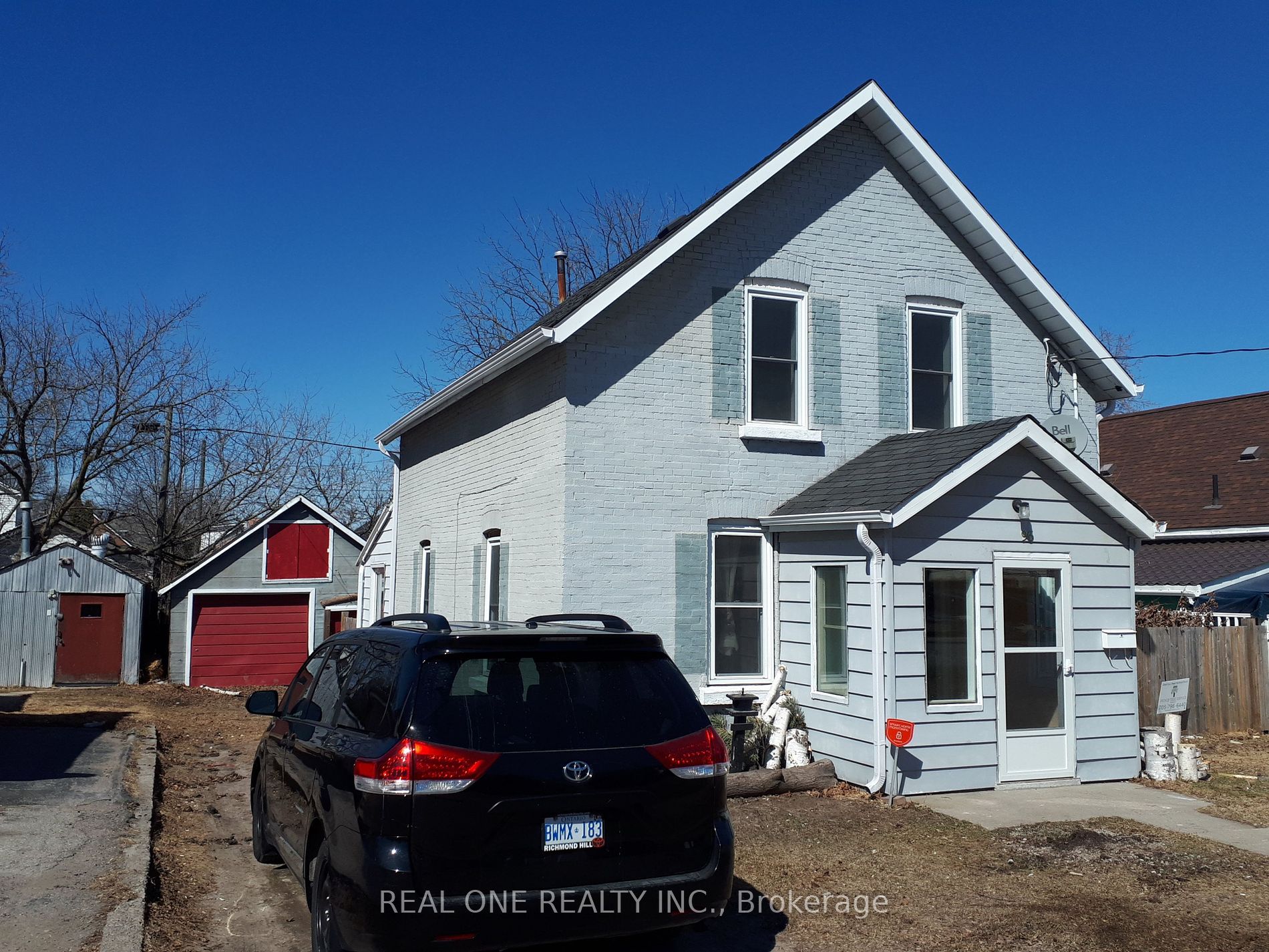 96 John St N