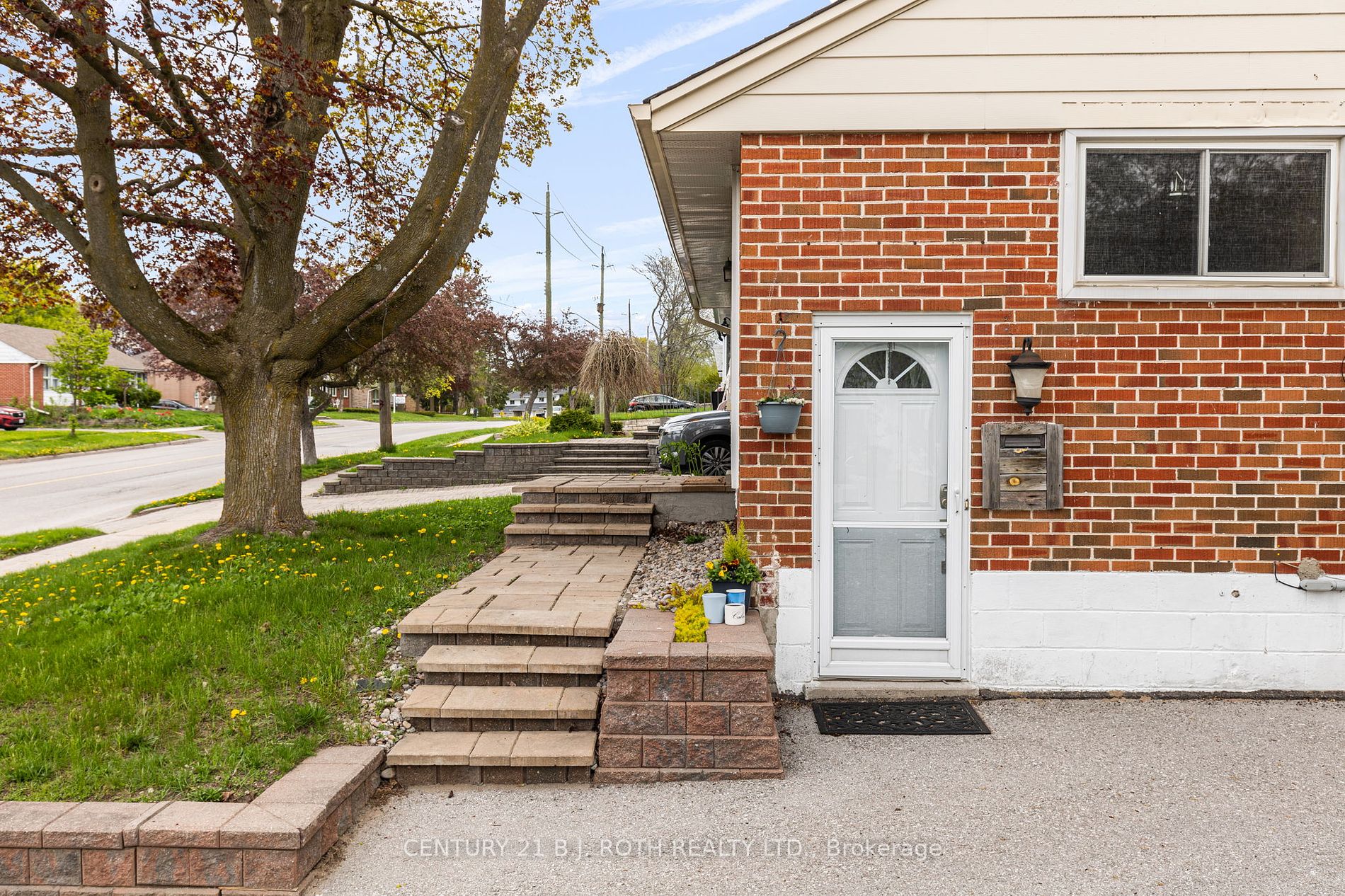 243 WELLINGTON Street E