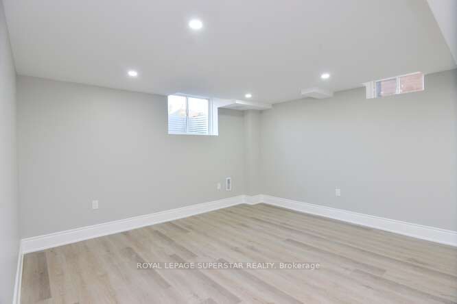 108 Rugman Cres