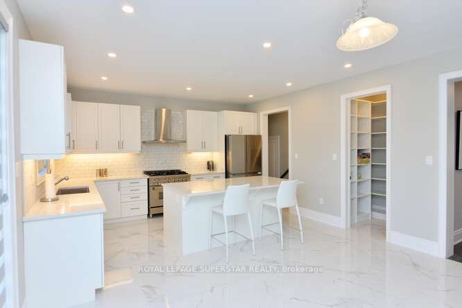 108 Rugman Cres