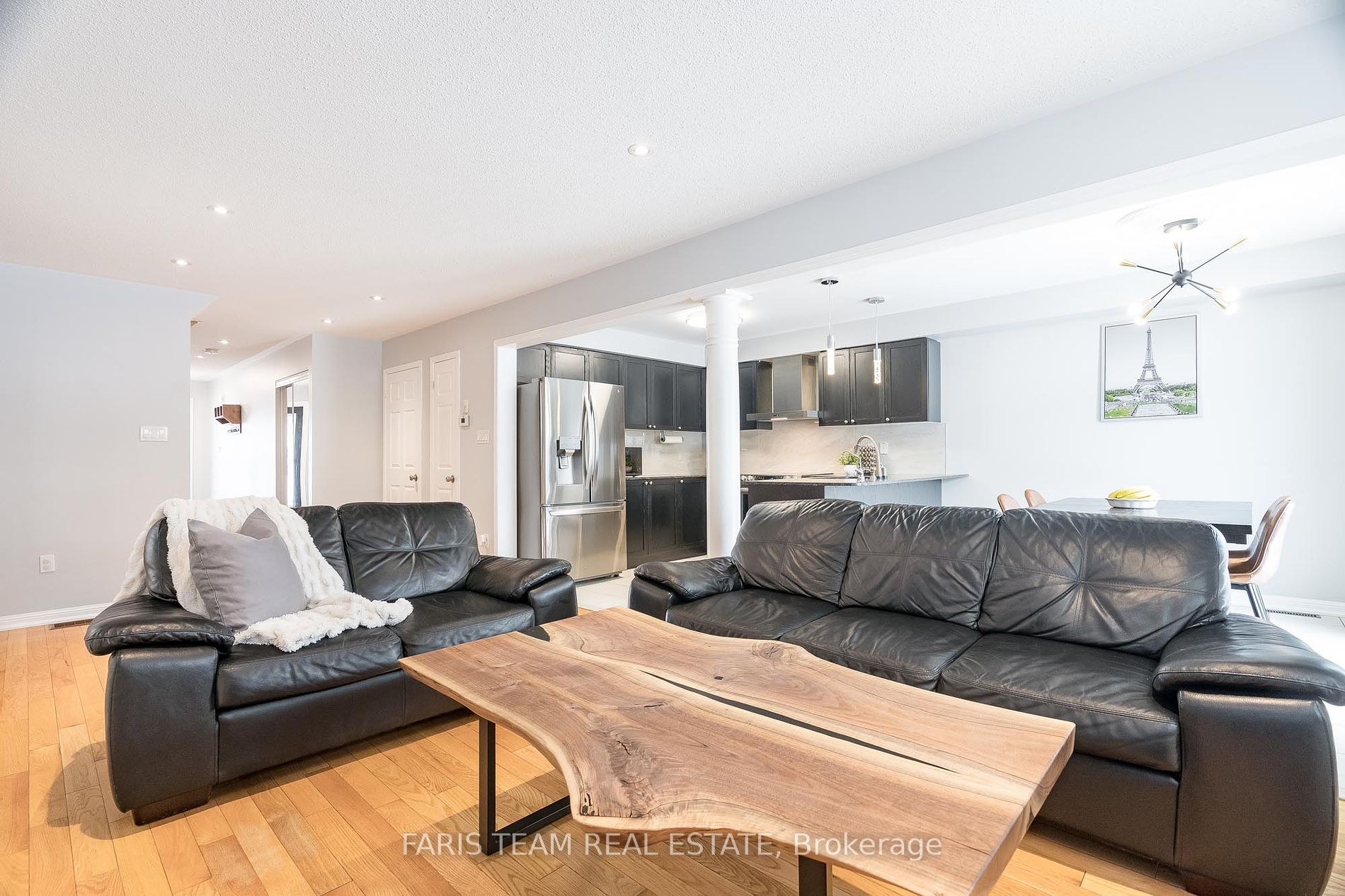 28 Versailles Cres