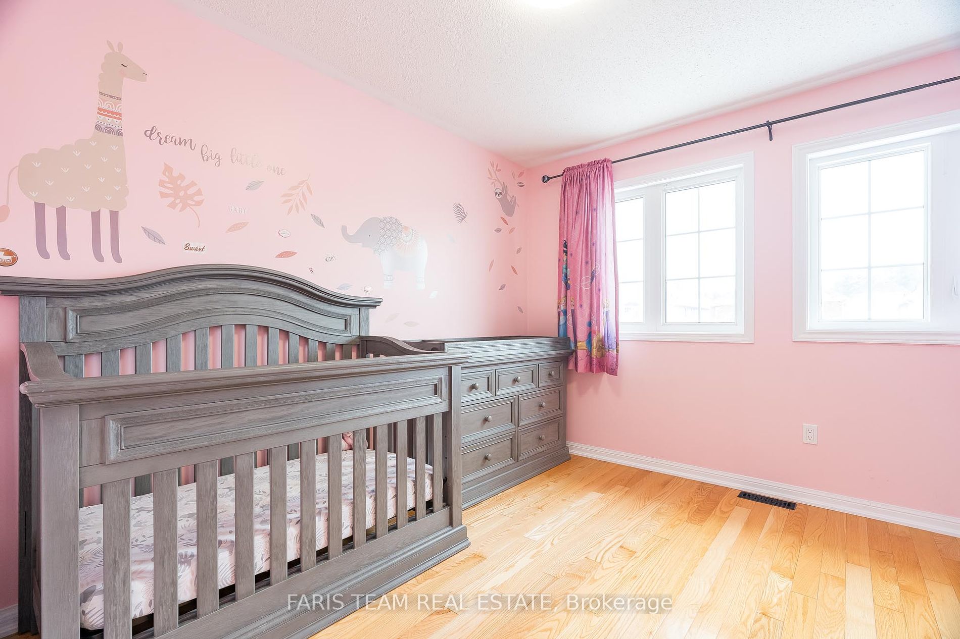 28 Versailles Cres