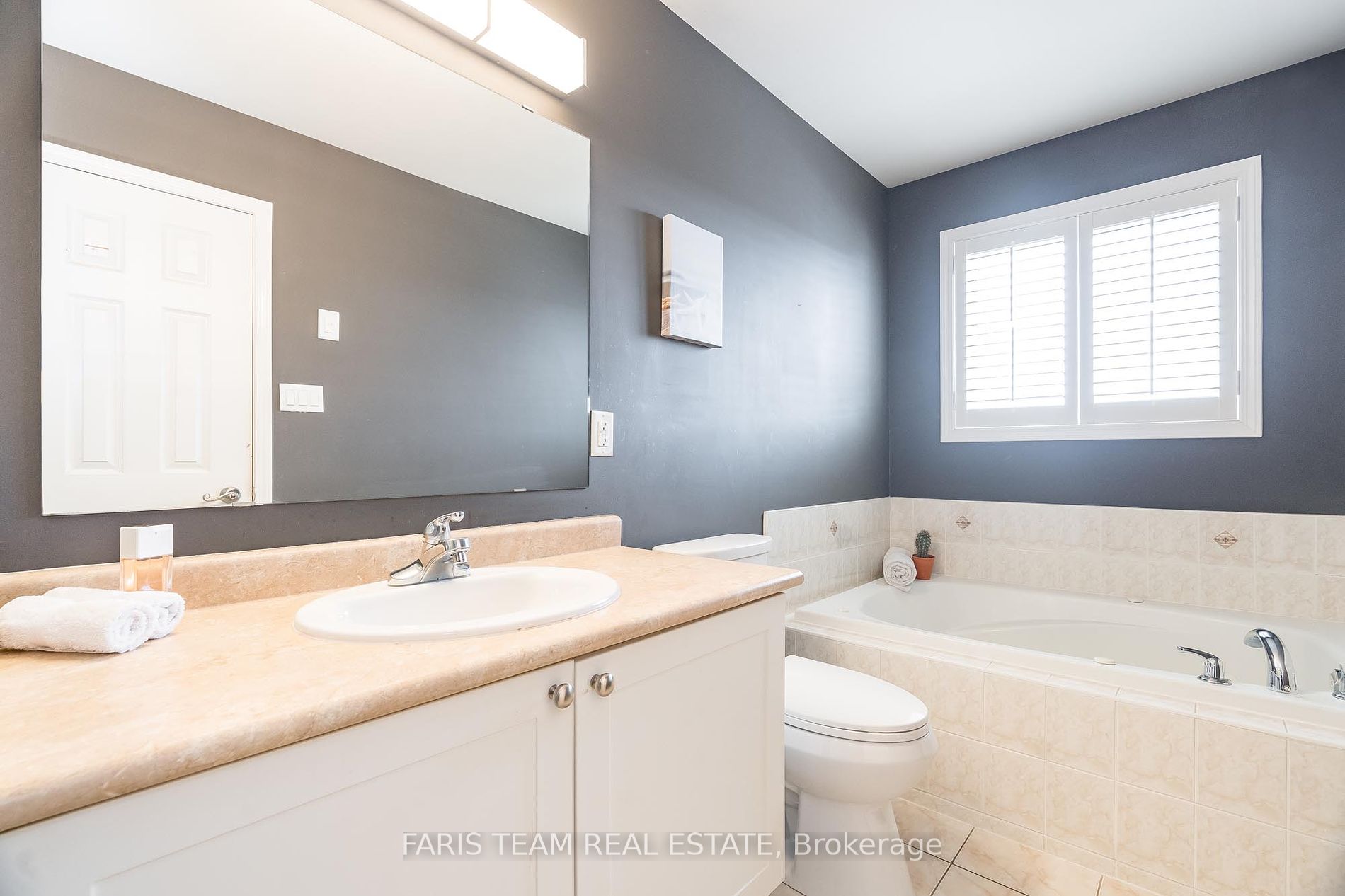 28 Versailles Cres