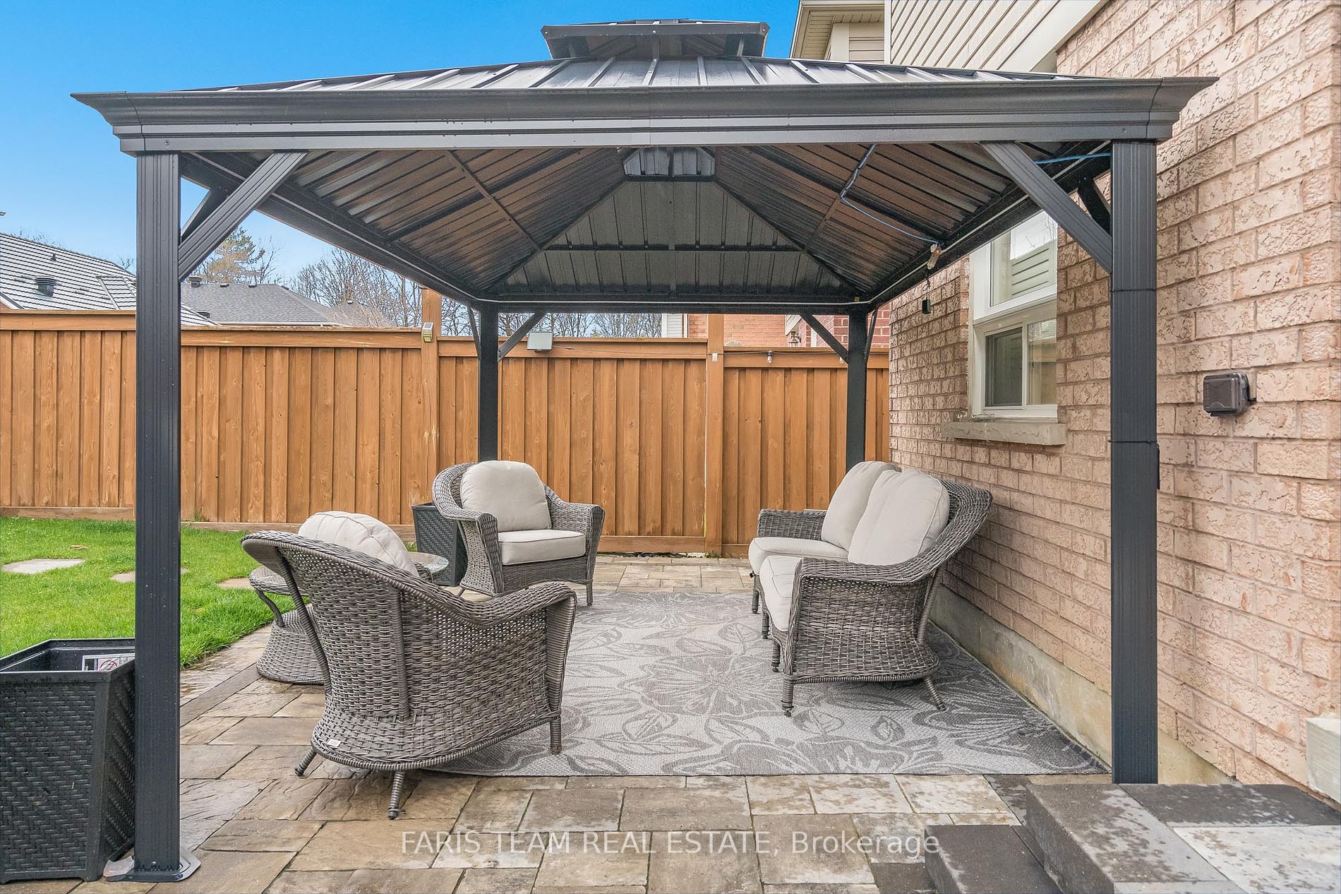 28 Versailles Cres