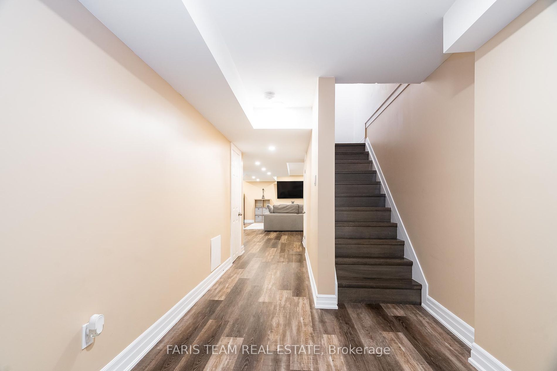 28 Versailles Cres
