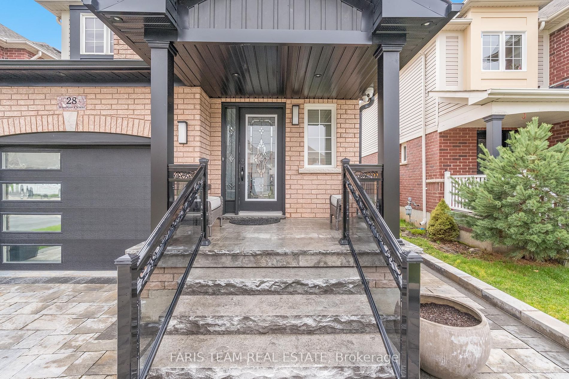 28 Versailles Cres
