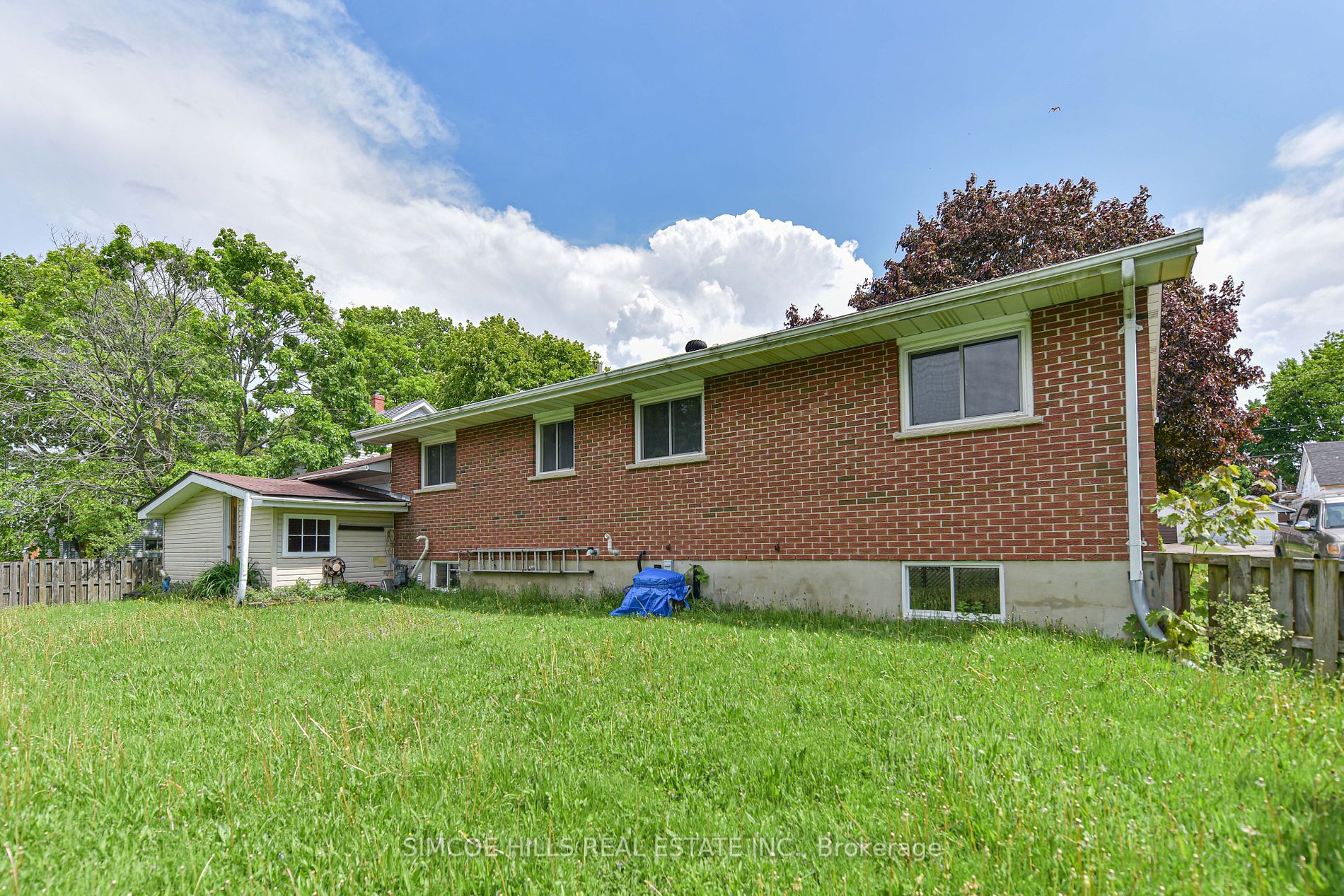 374 Mississaga St W