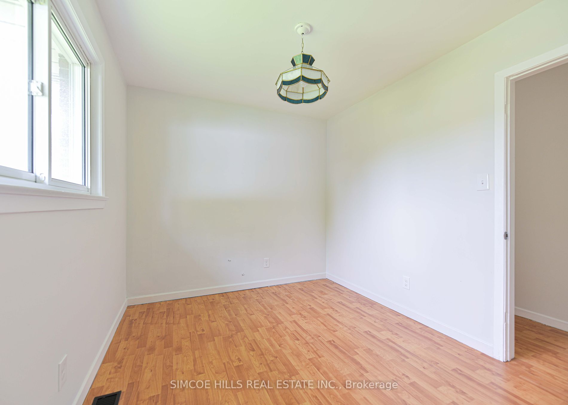 374 Mississaga St W