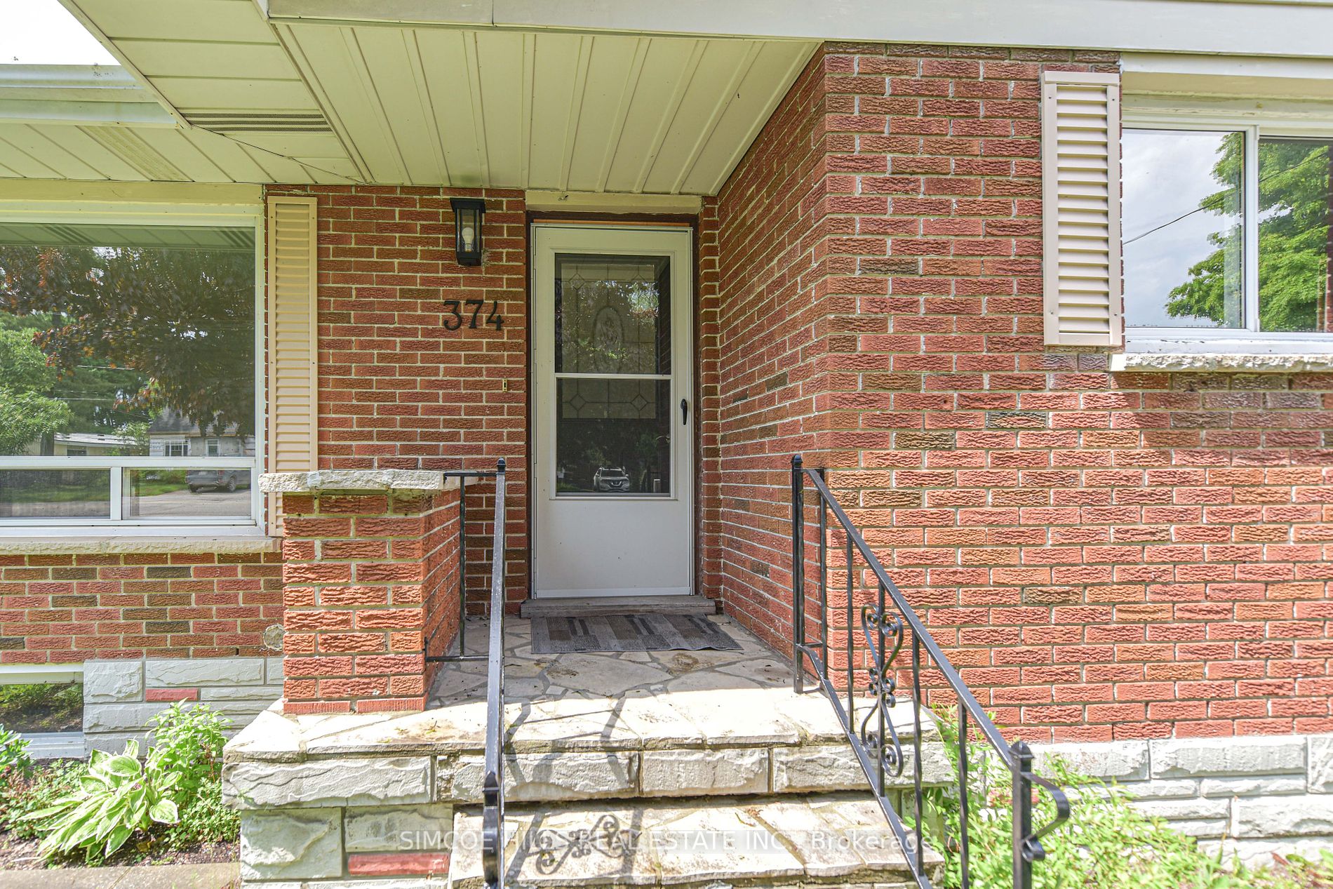 374 Mississaga St W