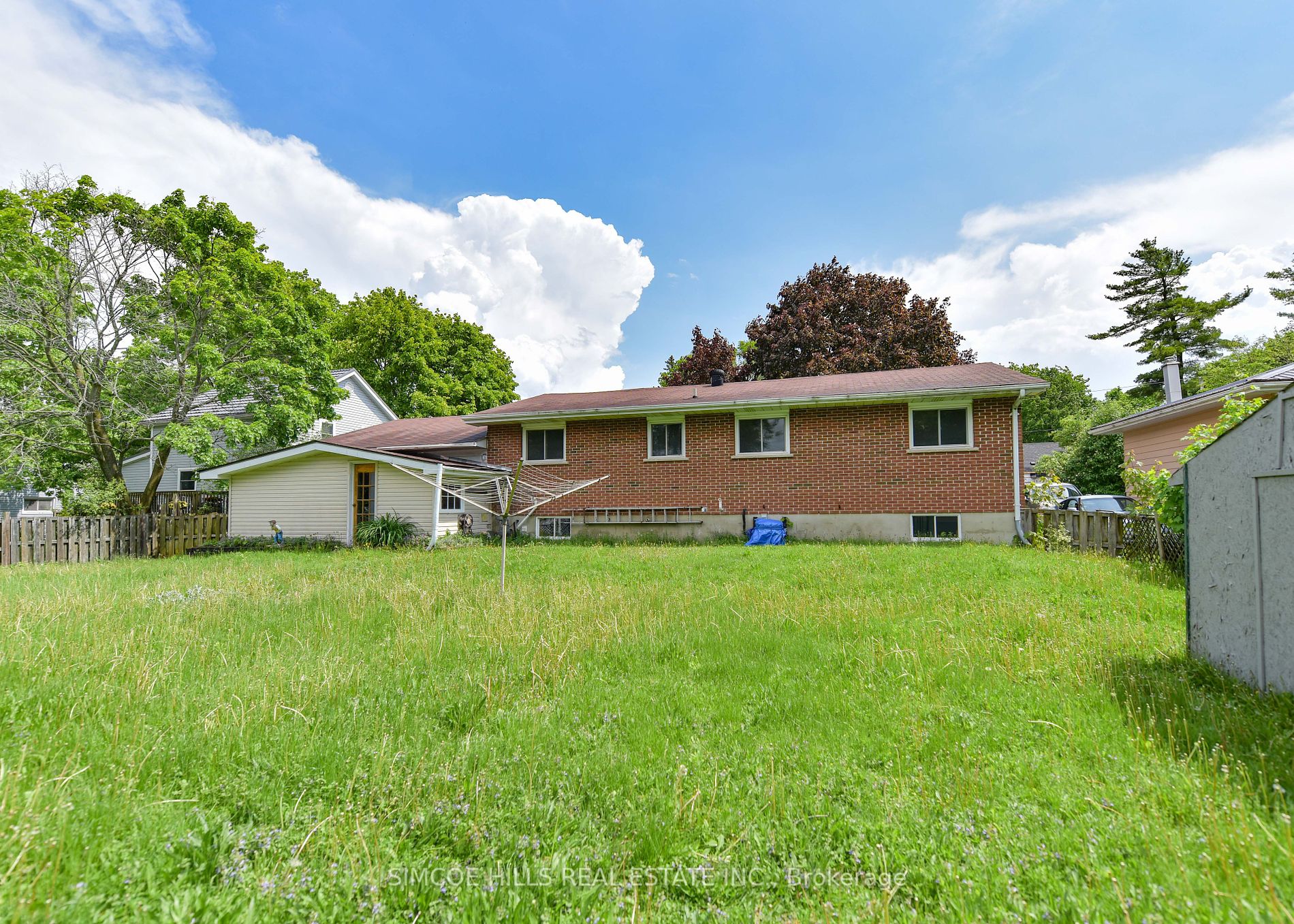 374 Mississaga St W