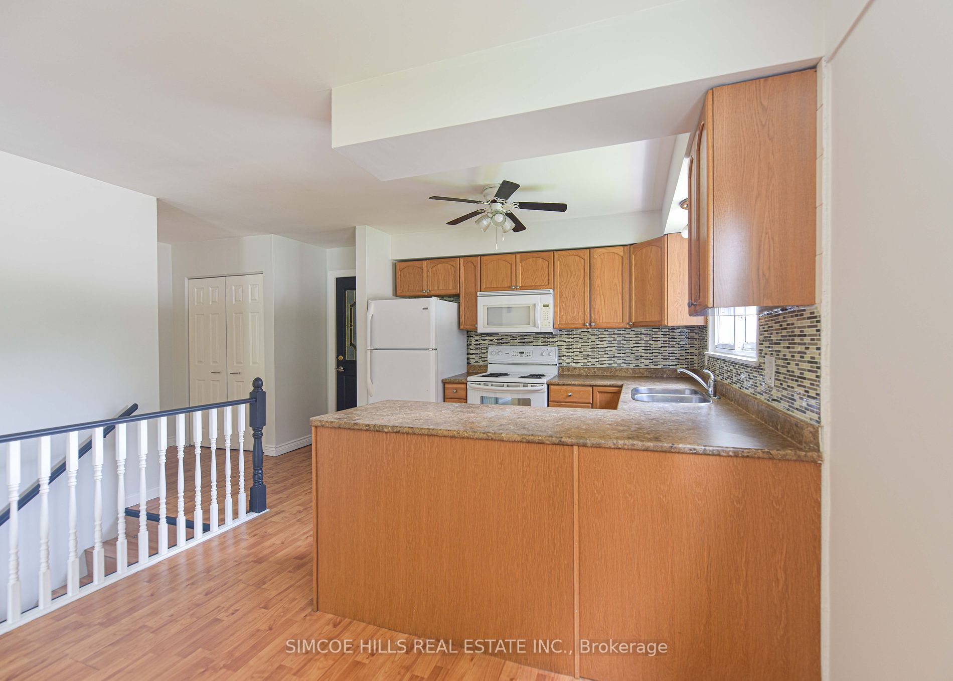 374 Mississaga St W