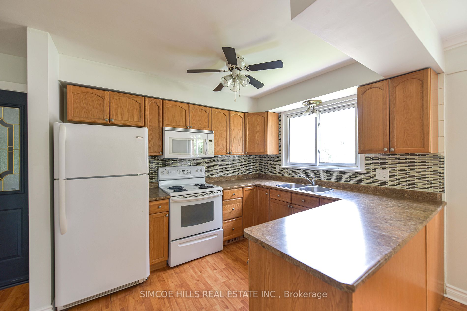 374 Mississaga St W