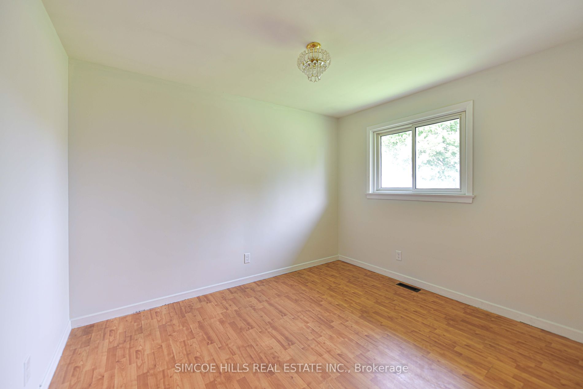 374 Mississaga St W