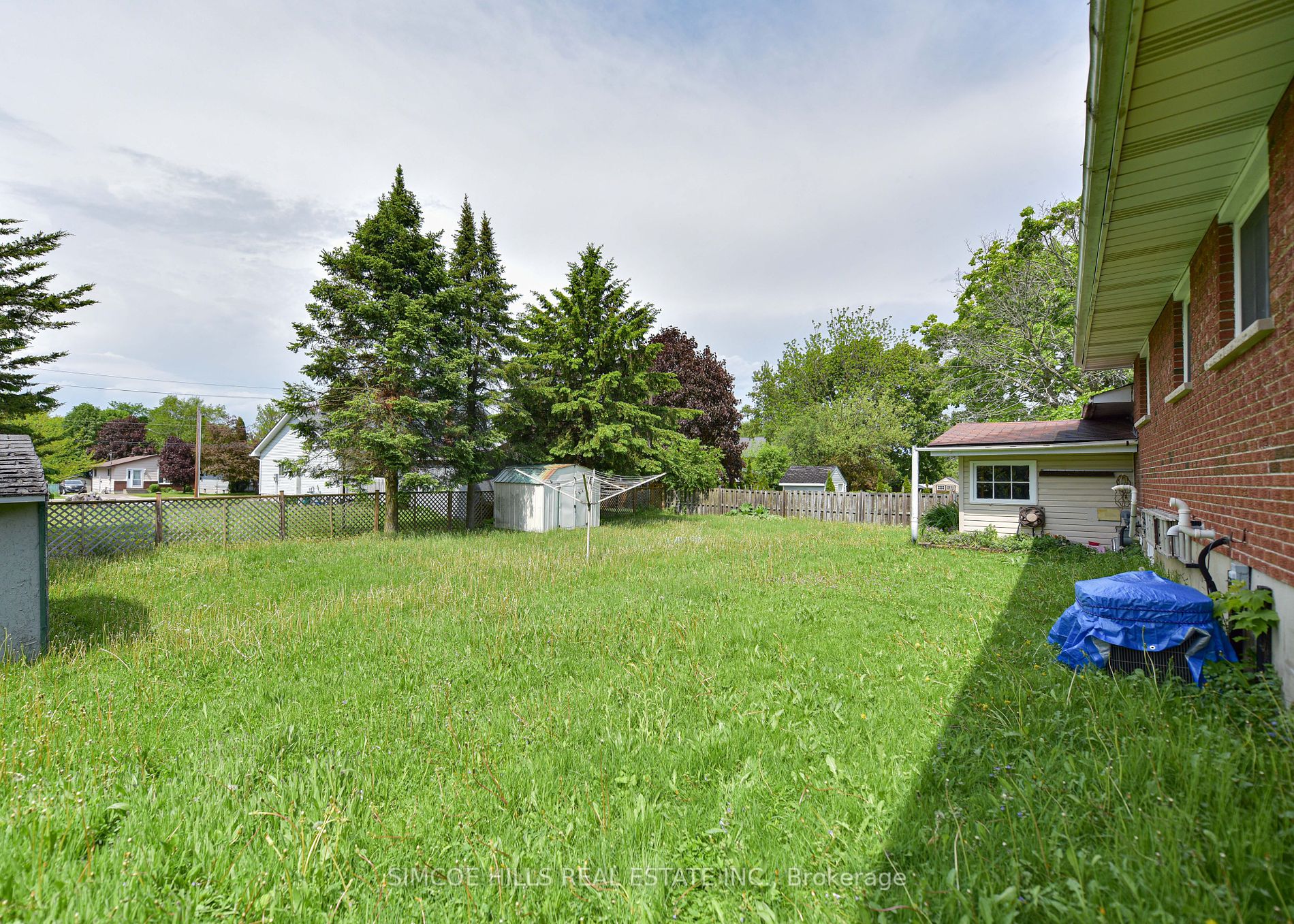 374 Mississaga St W