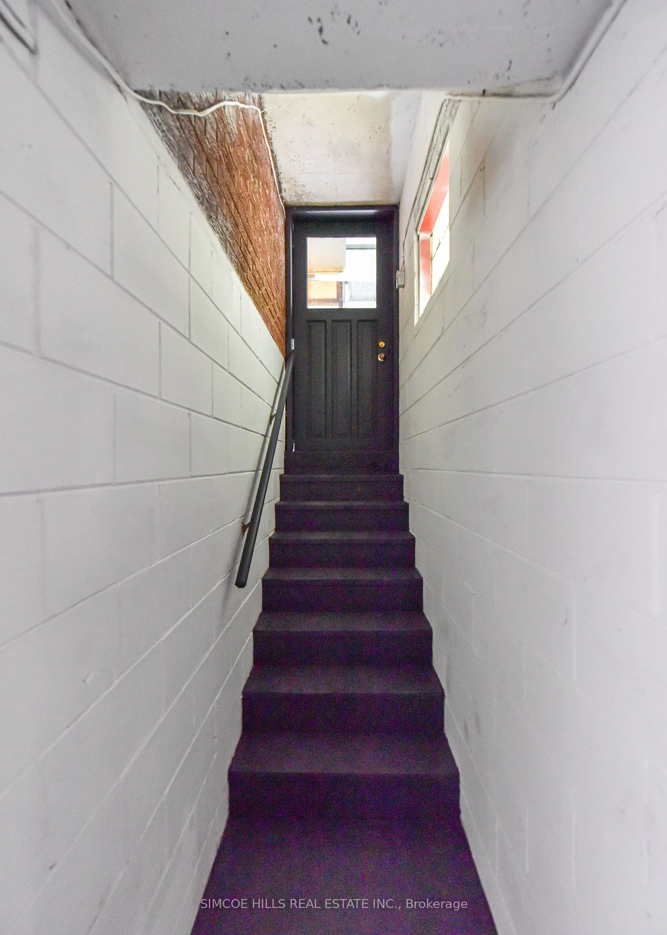374 Mississaga St W