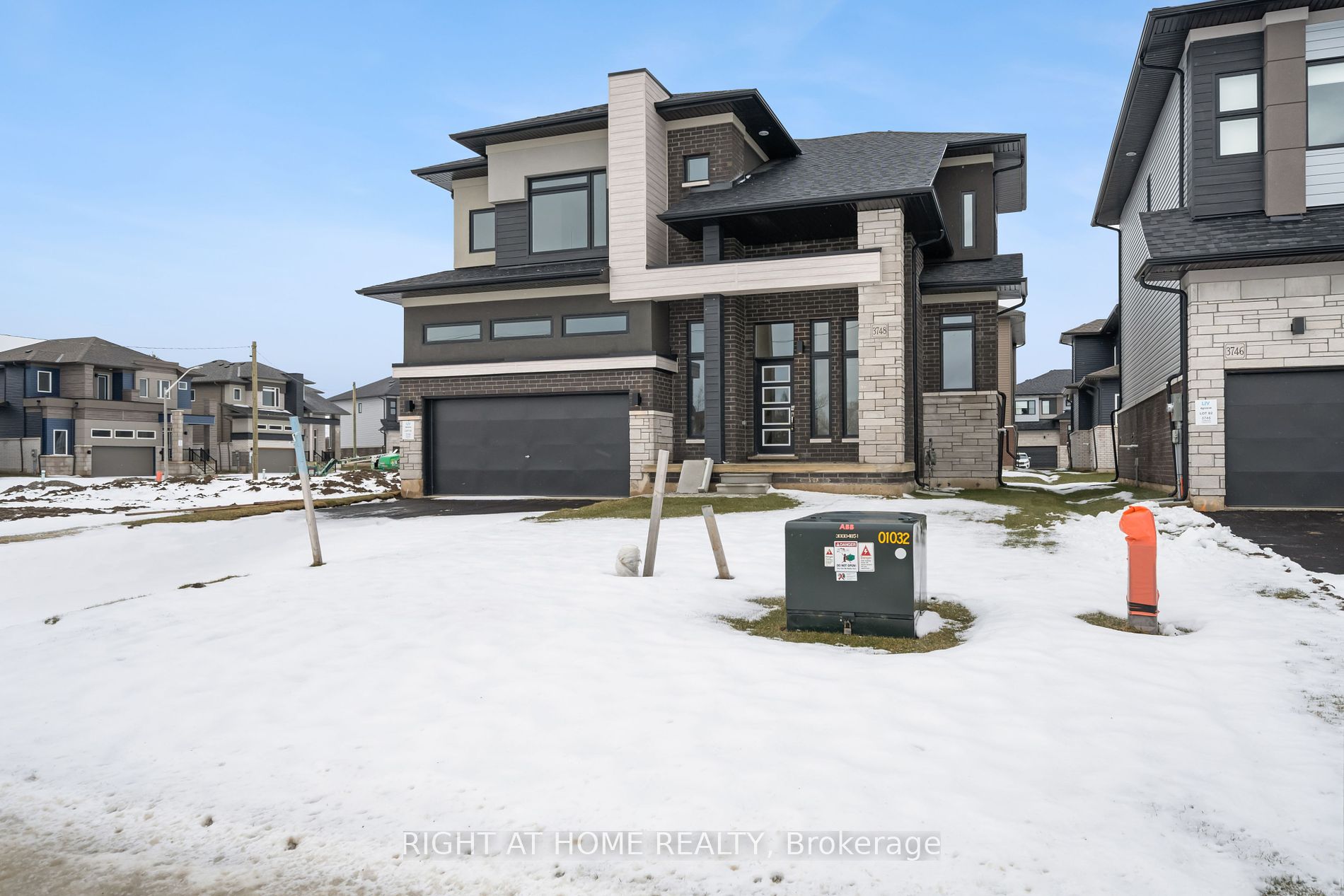 3748 Sunbank Cres S