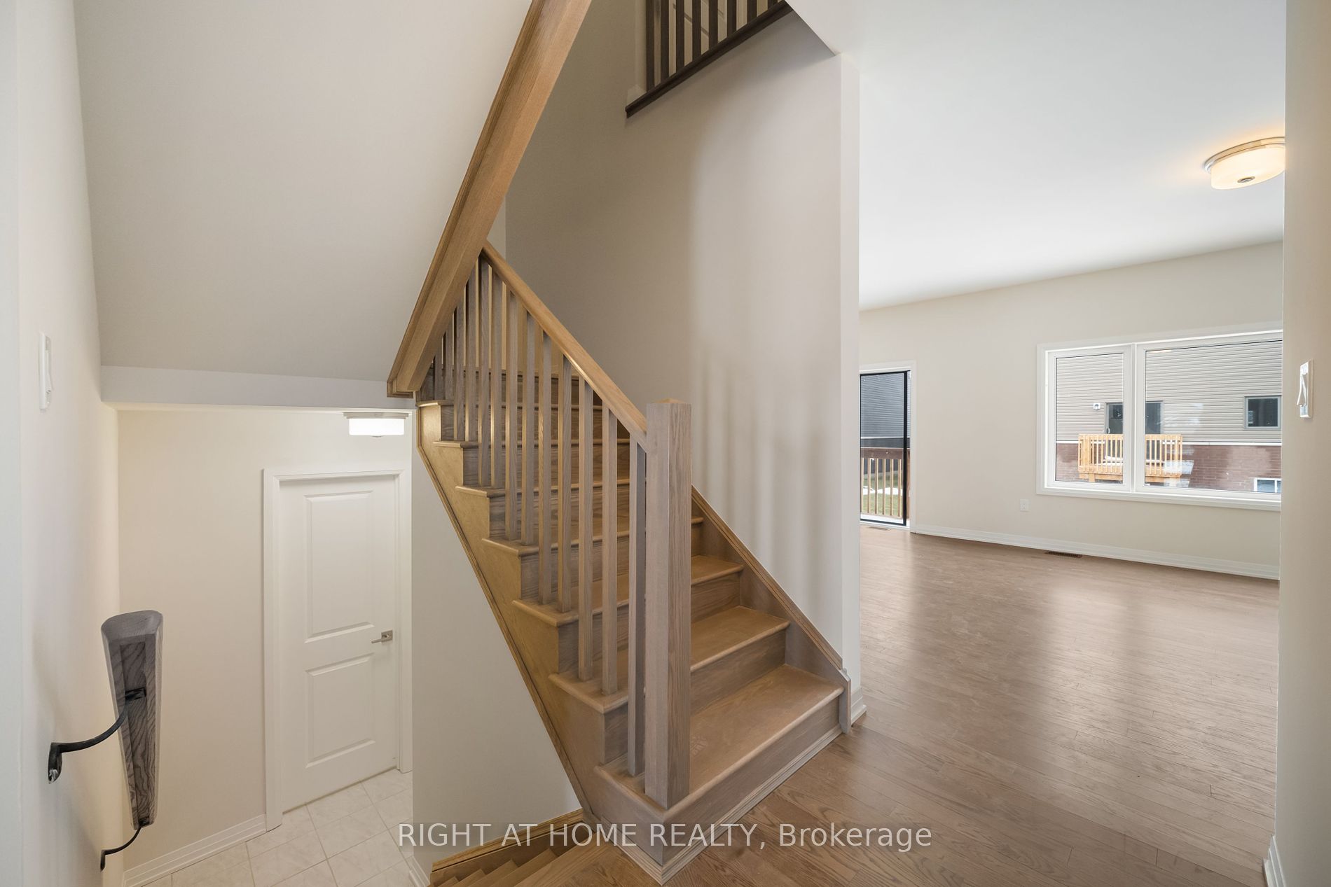 3748 Sunbank Cres S