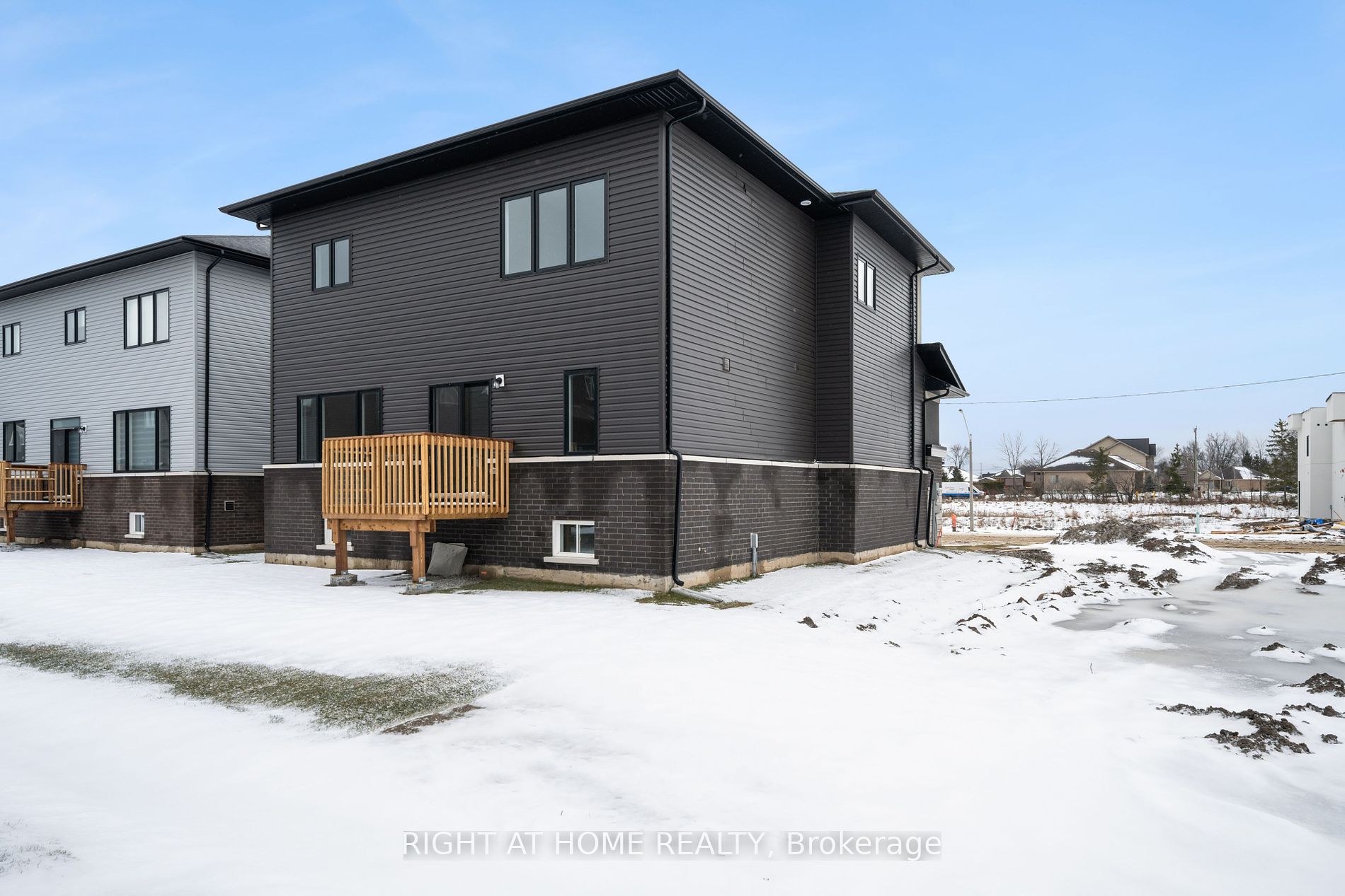 3748 Sunbank Cres S