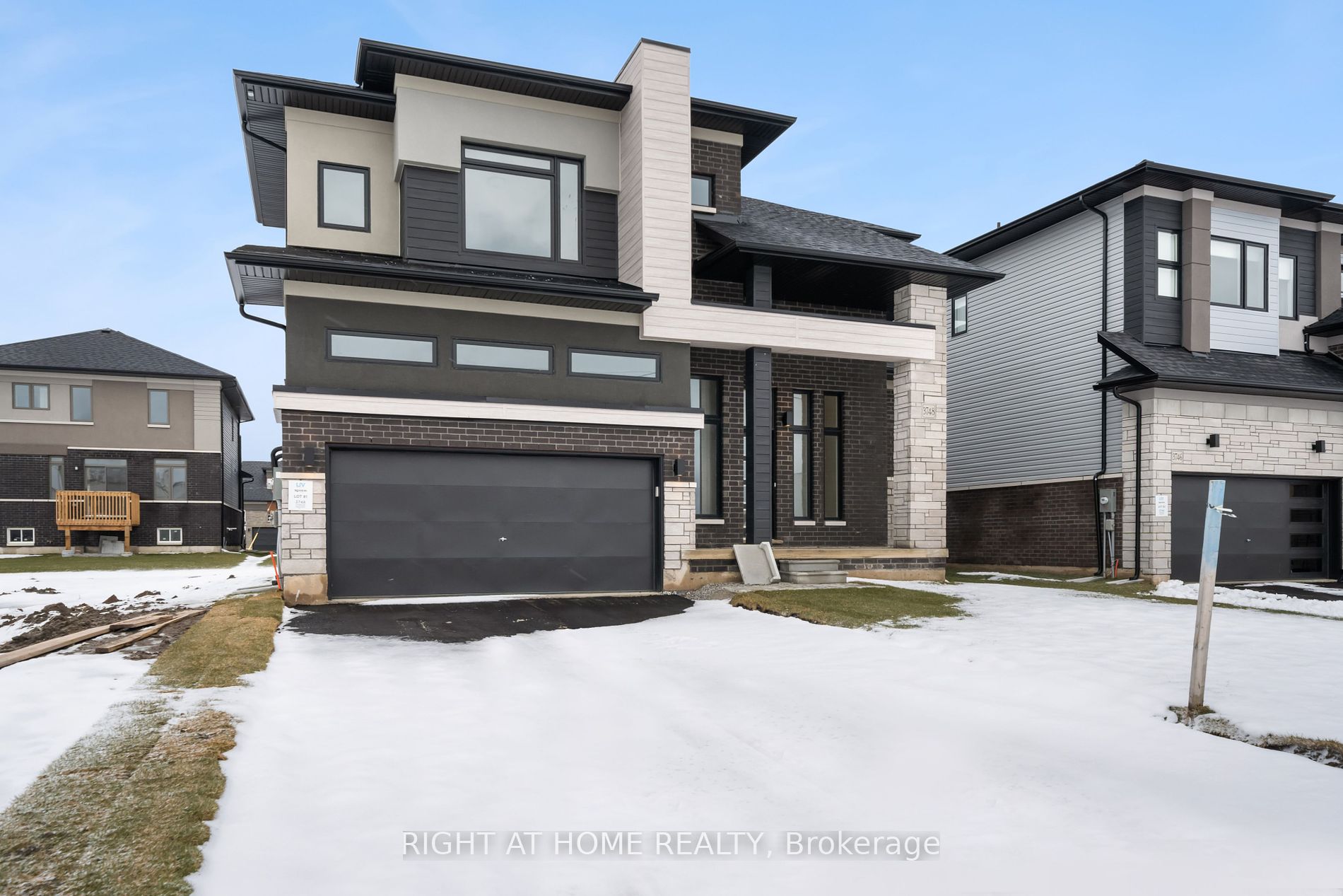 3748 Sunbank Cres S