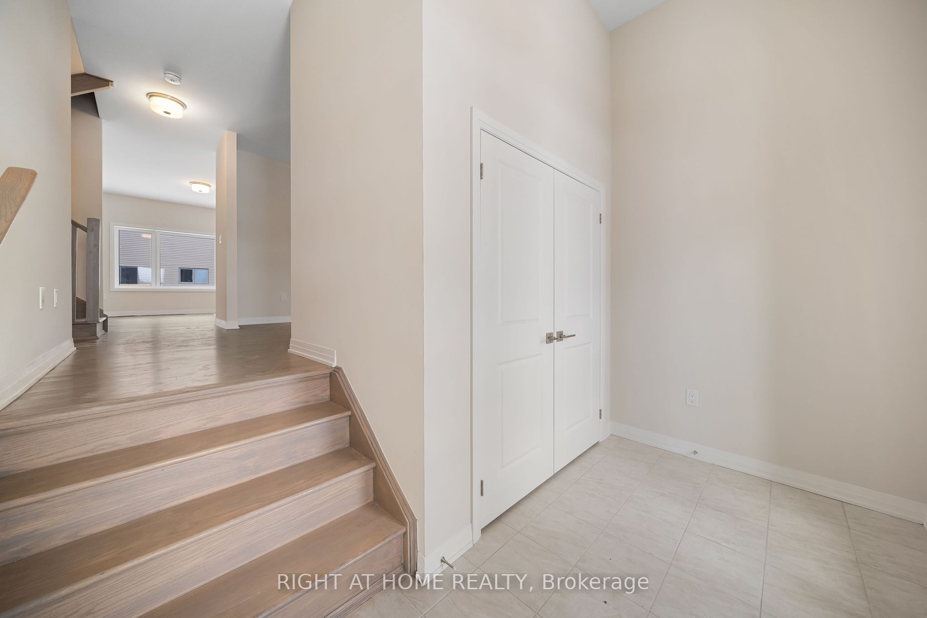 3748 Sunbank Cres S