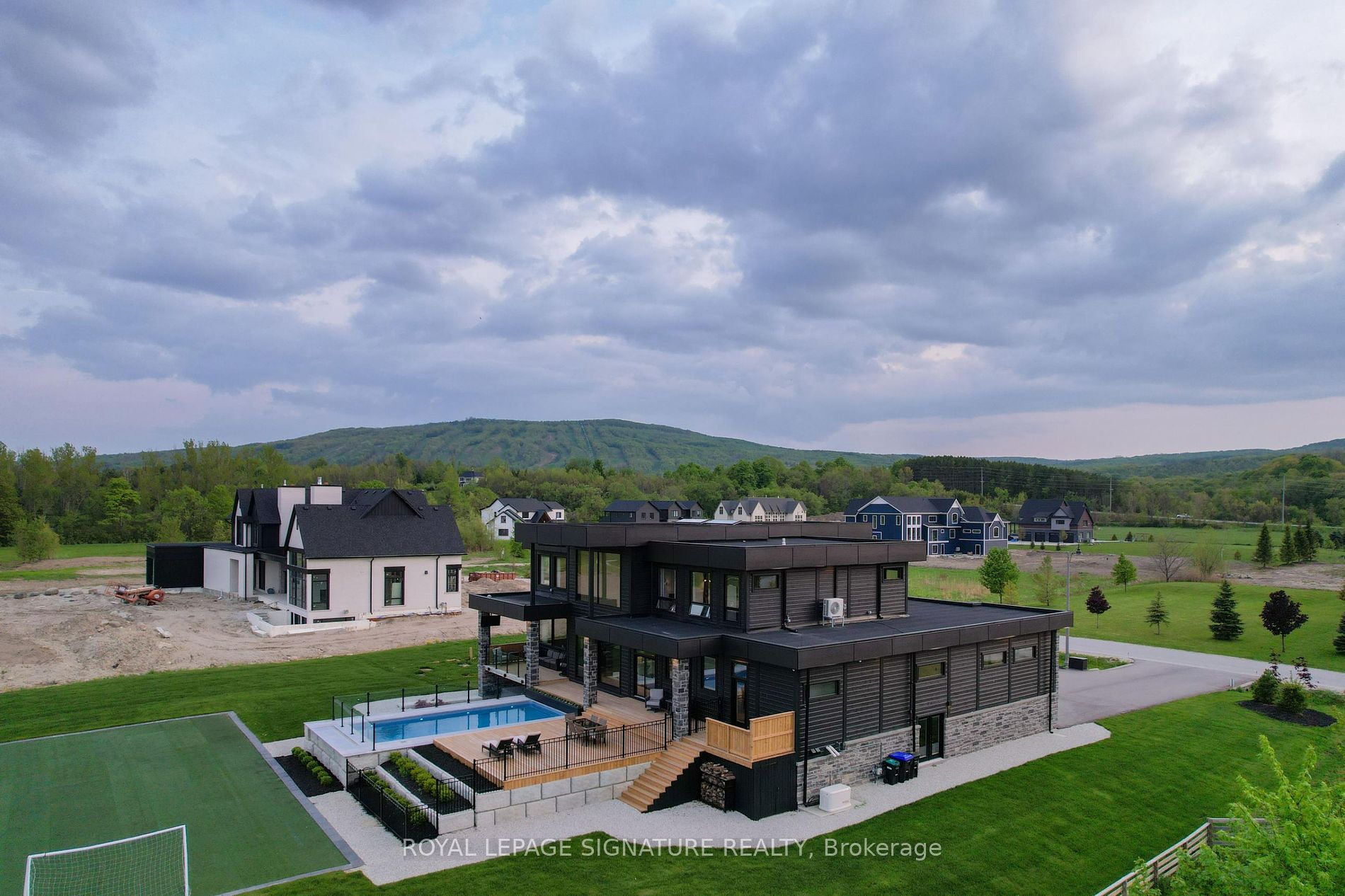 4 Raintree Court