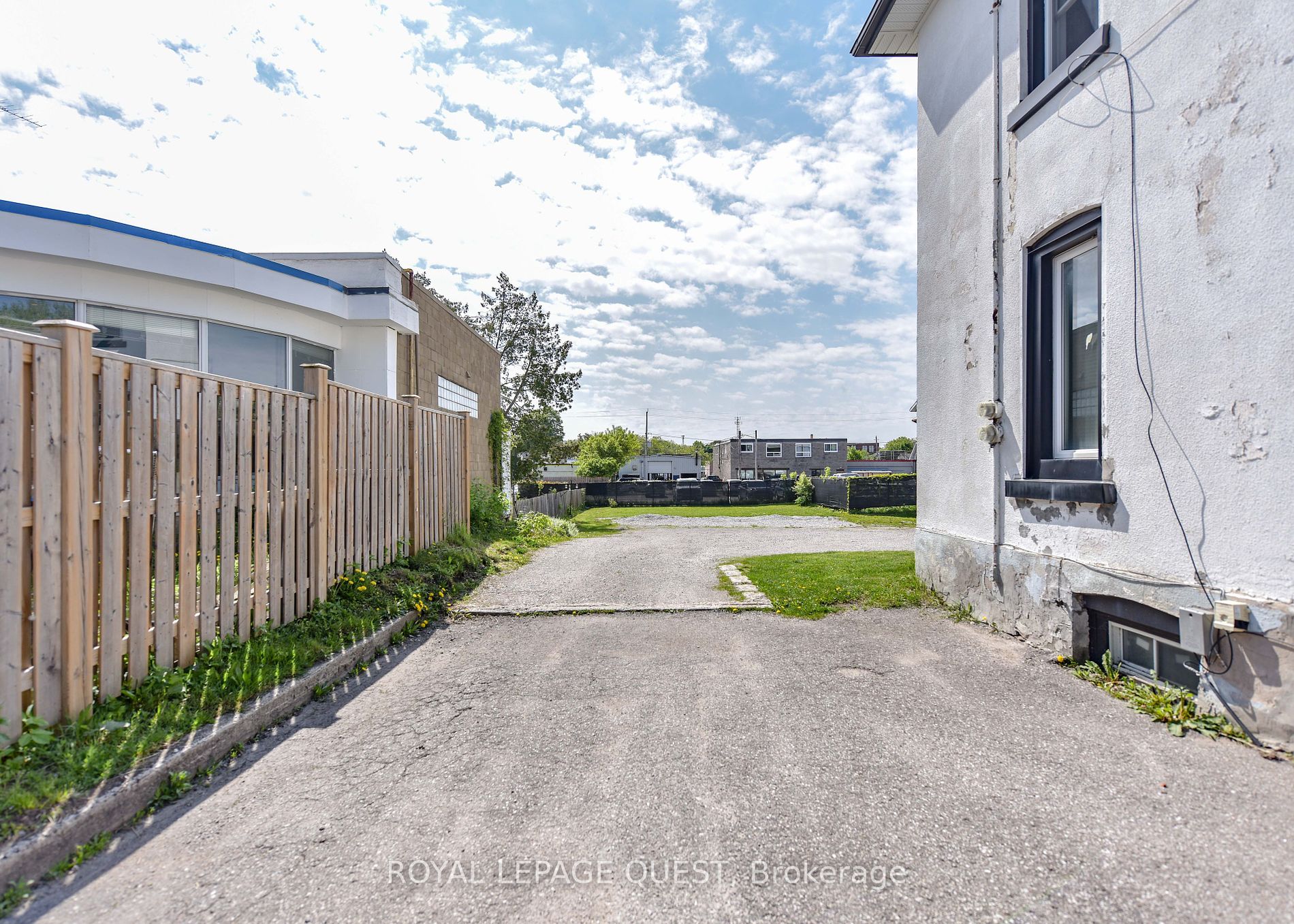 103 Mississaga Street W