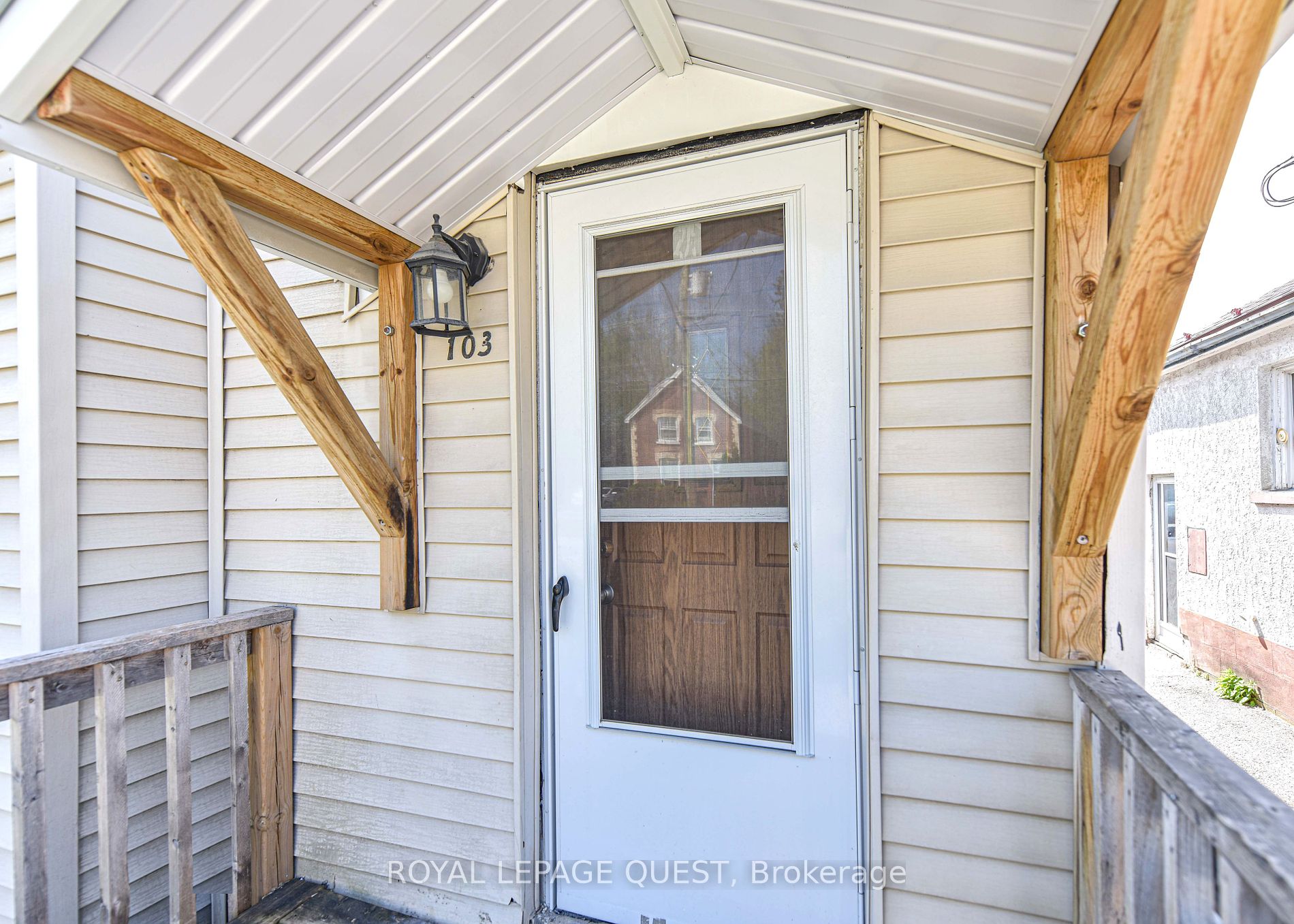 103 Mississaga Street W