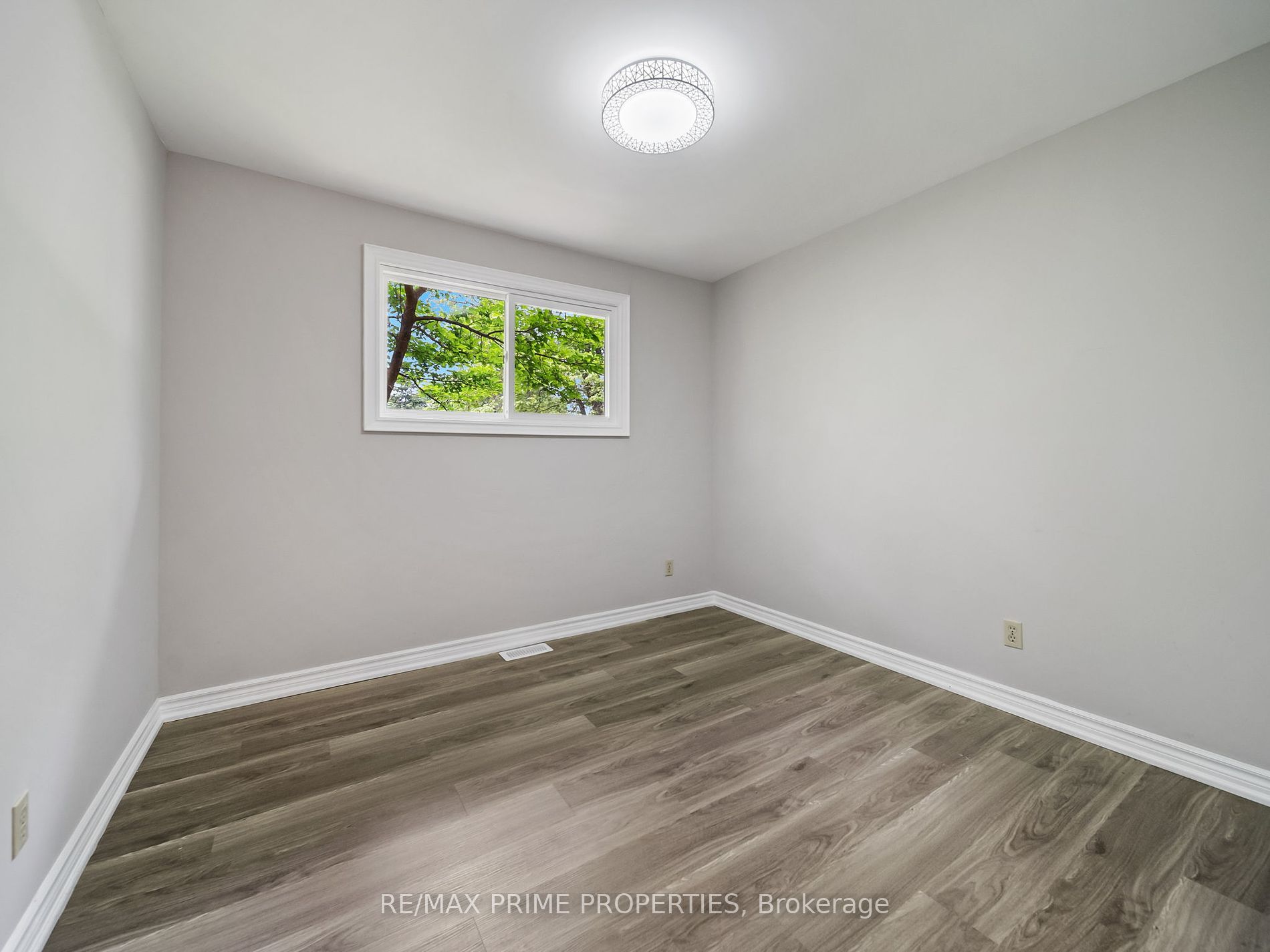 691 Glen Cres