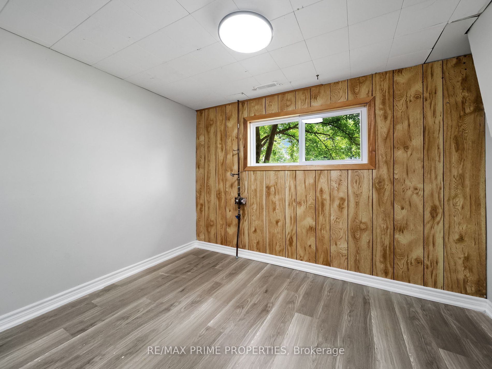 691 Glen Cres