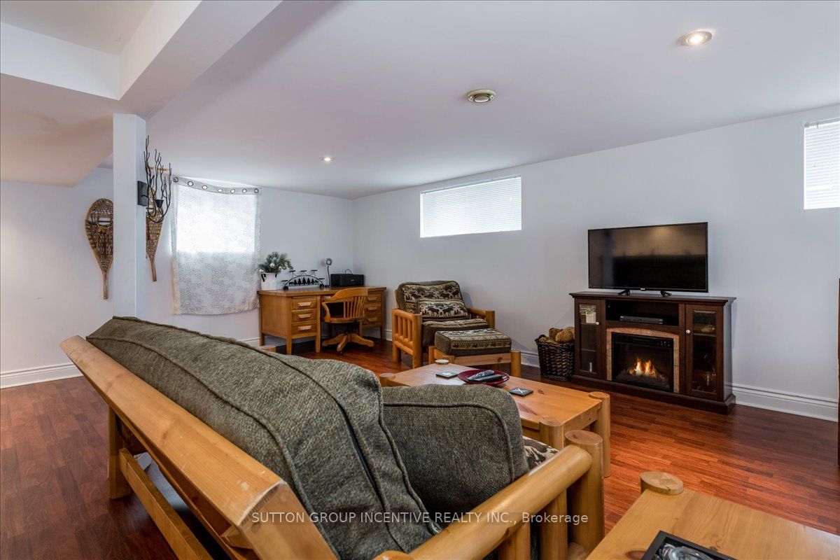 1043 Peter Street West St W