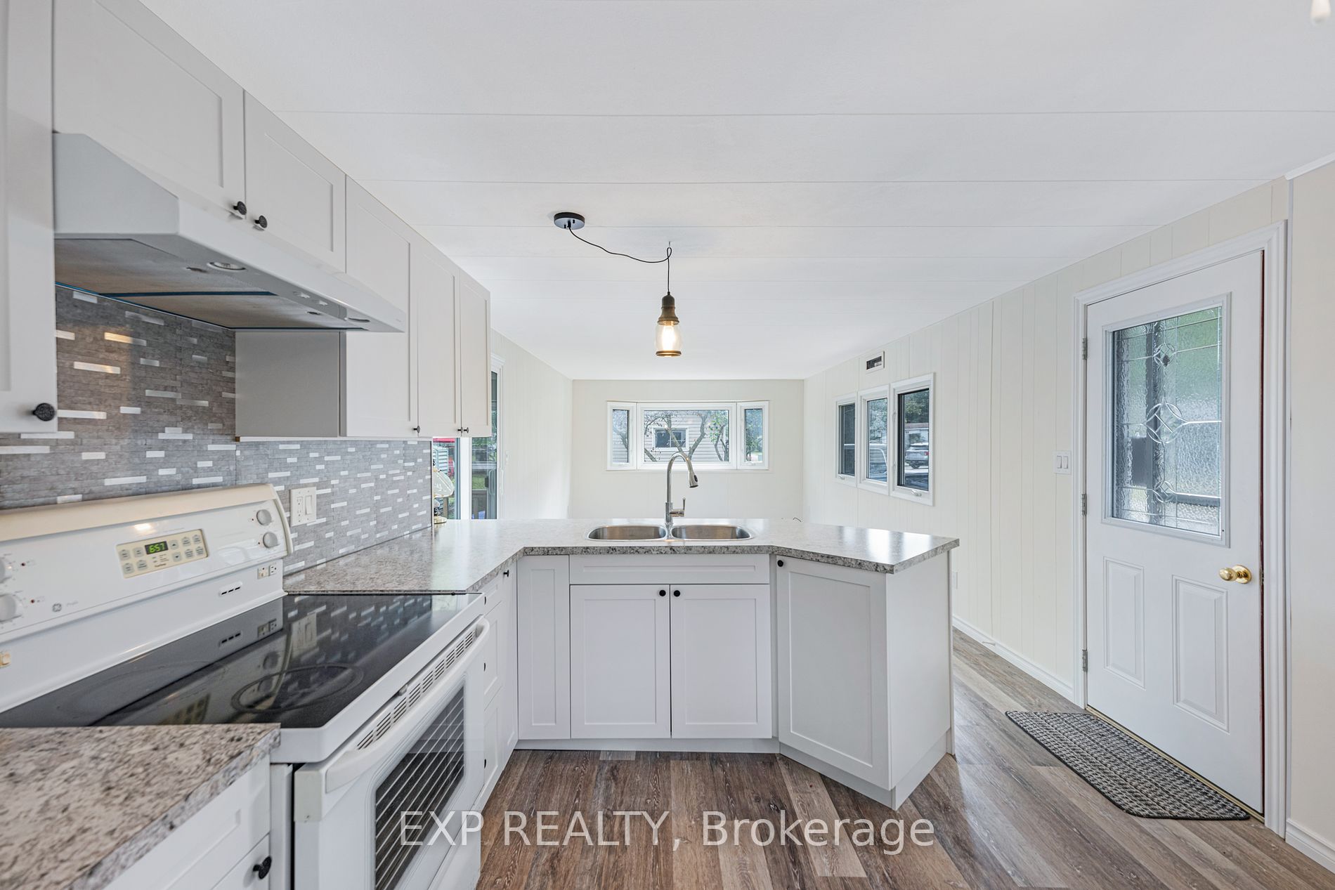6 Carruthers Street S