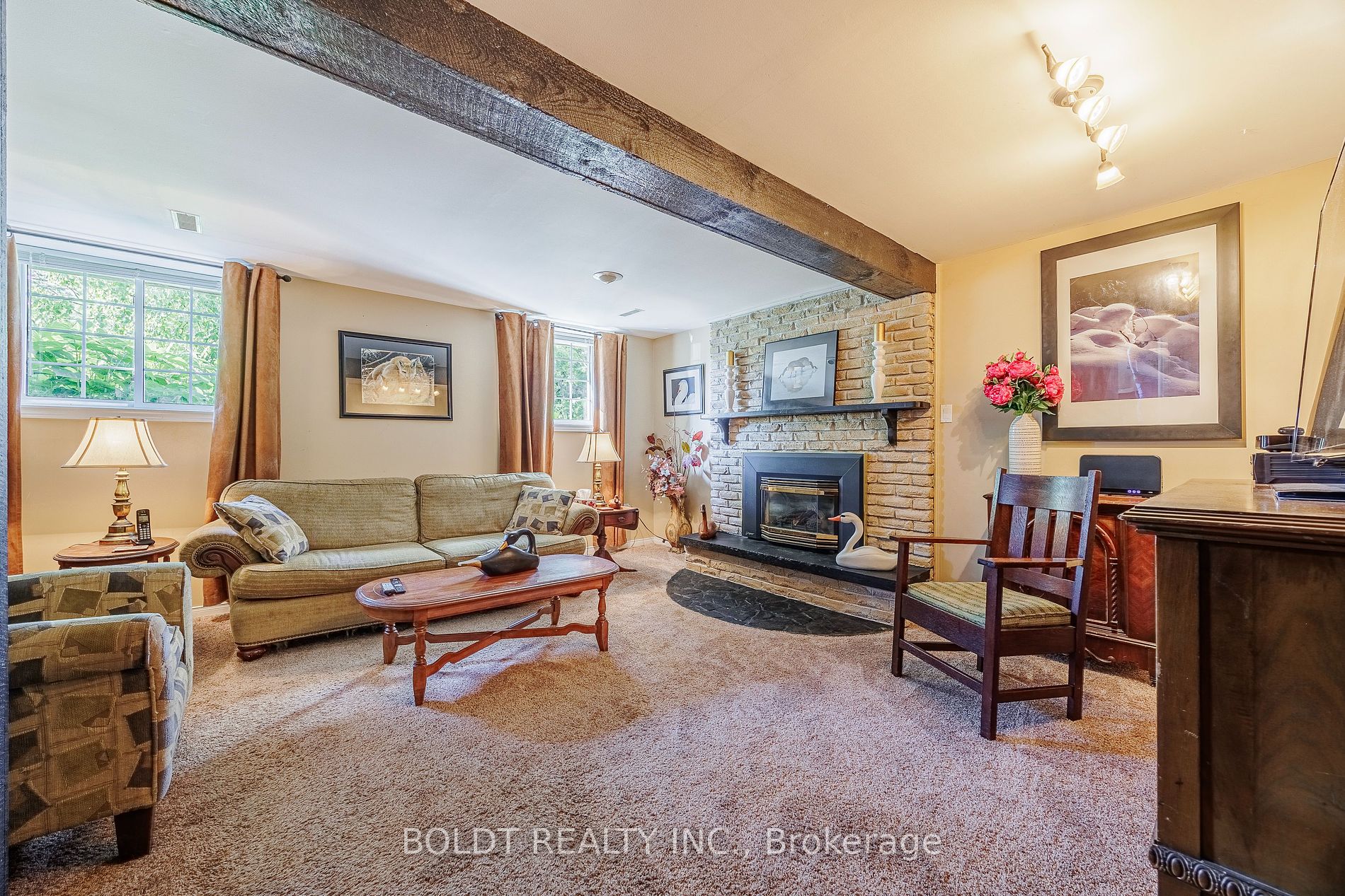 275 Pine Dr