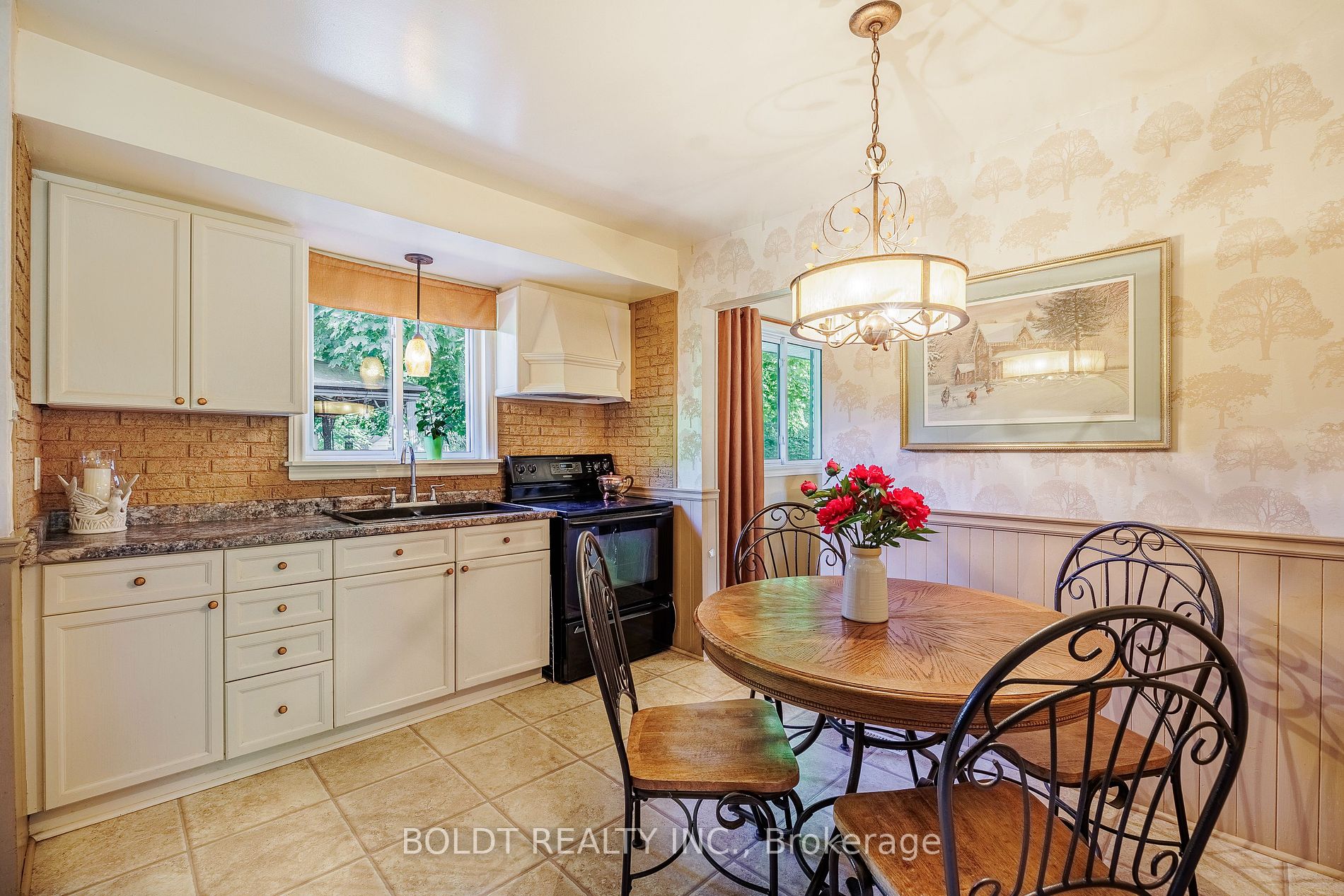 275 Pine Dr