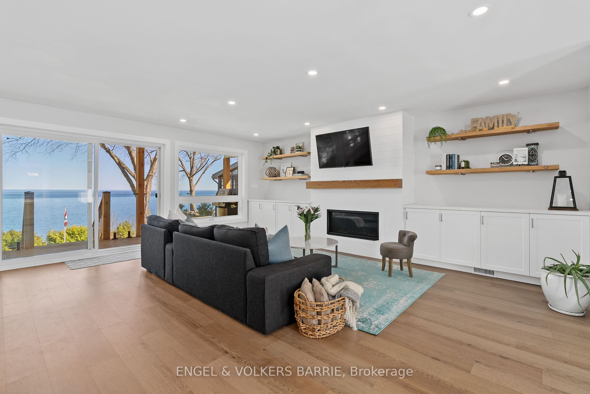 2371 Lakeshore Road E