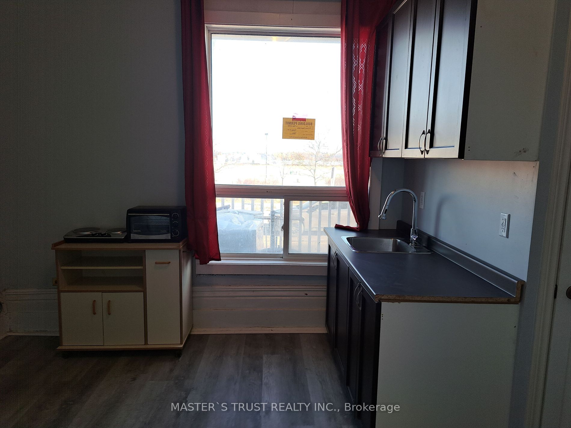 27 Front St N, #102