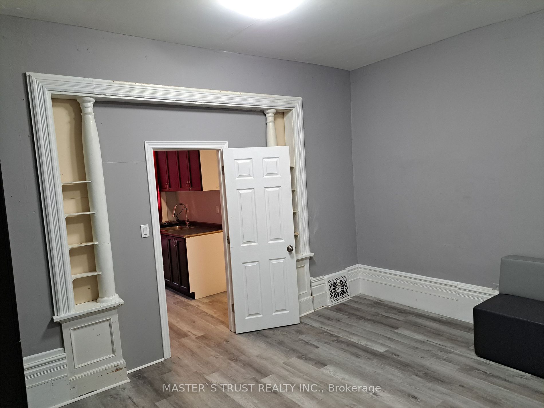 27 Front St N, #102