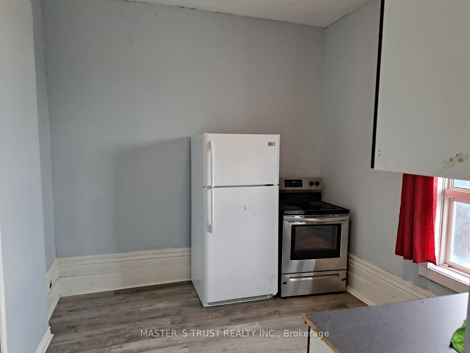 27 Front St N, #102