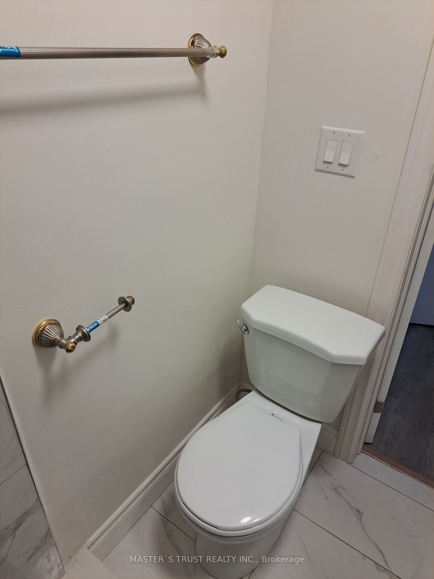 27 Front St N, #102