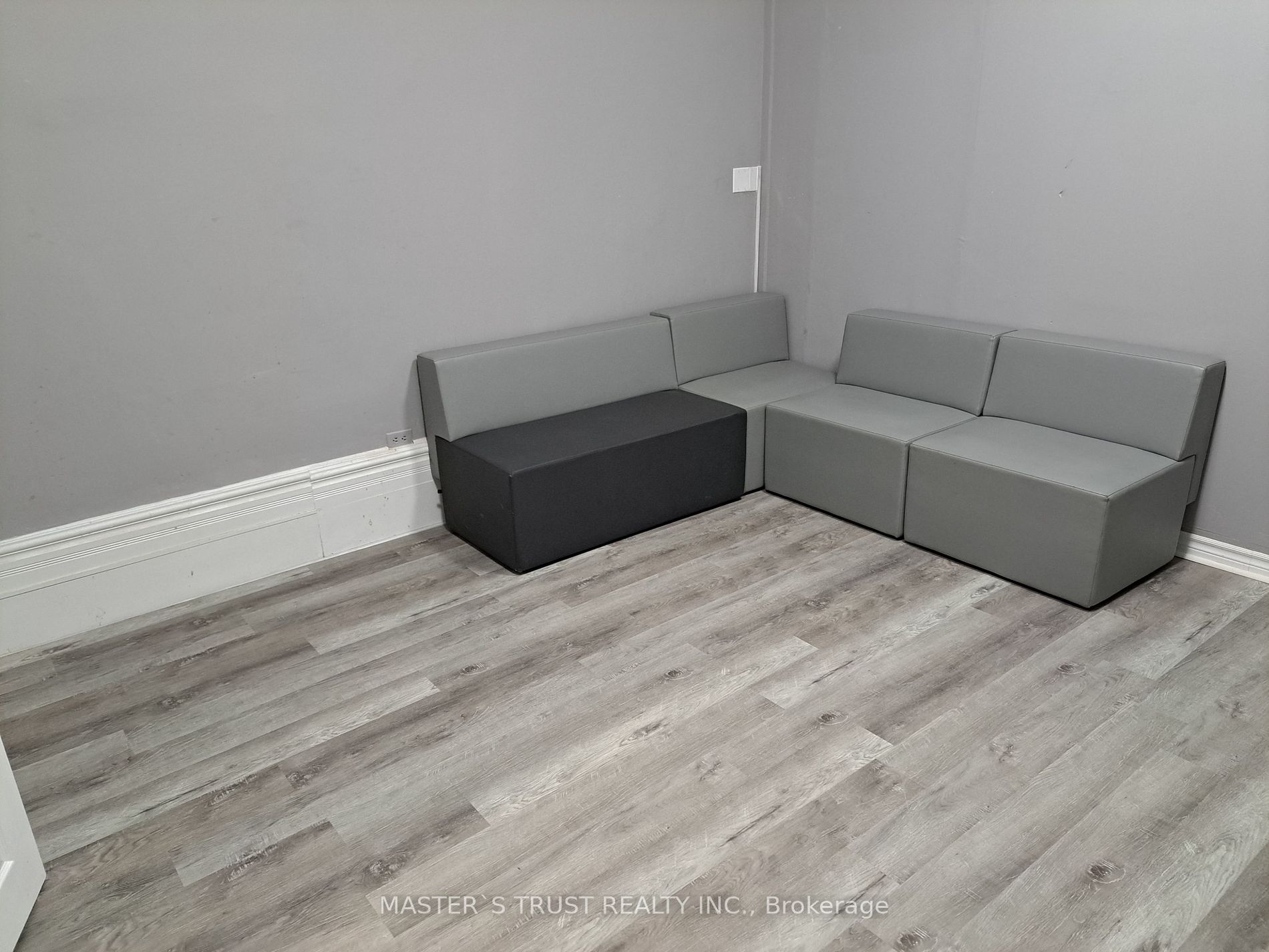 27 Front St N, #102