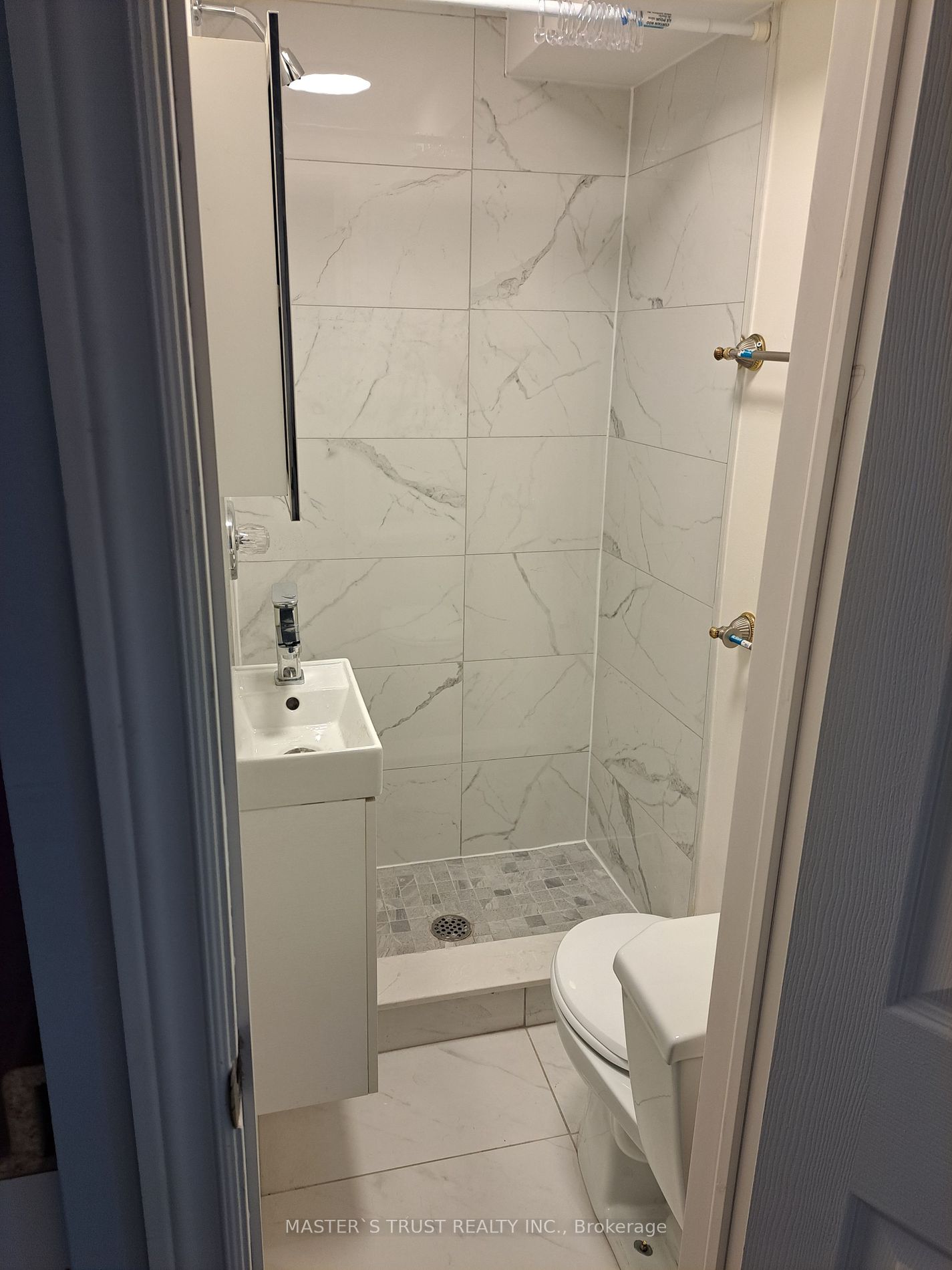 27 Front St N, #102