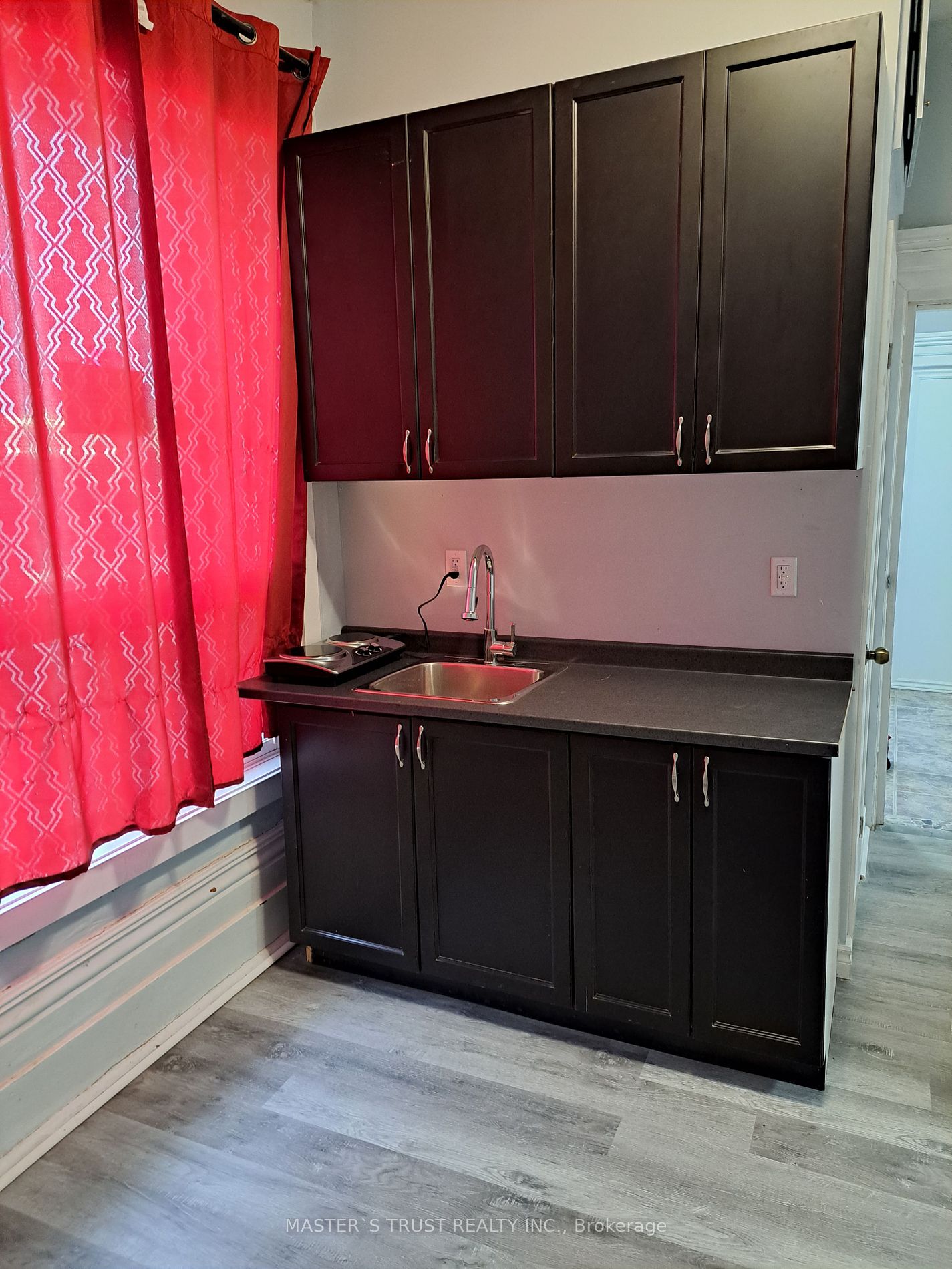 27 Front St N, #102