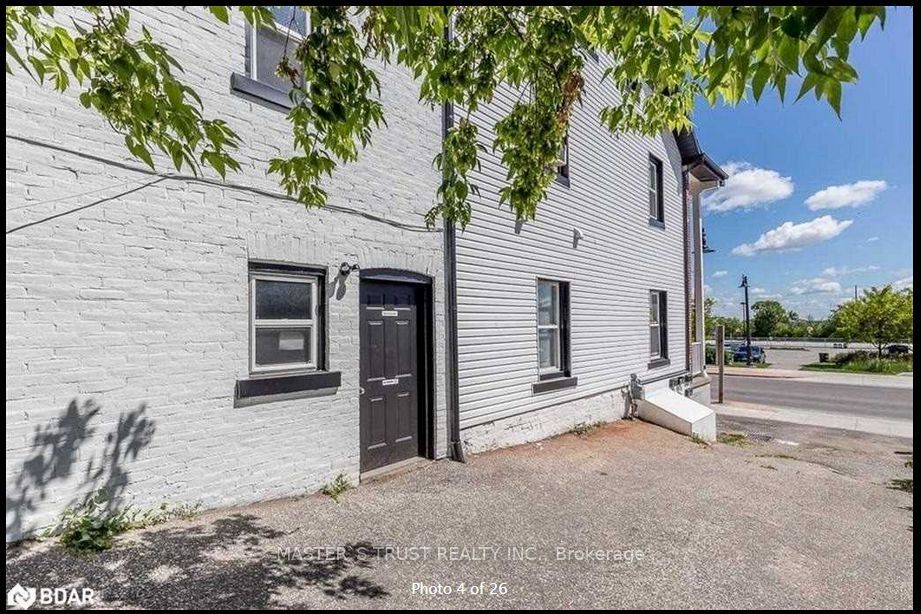 27 Front St N, #102